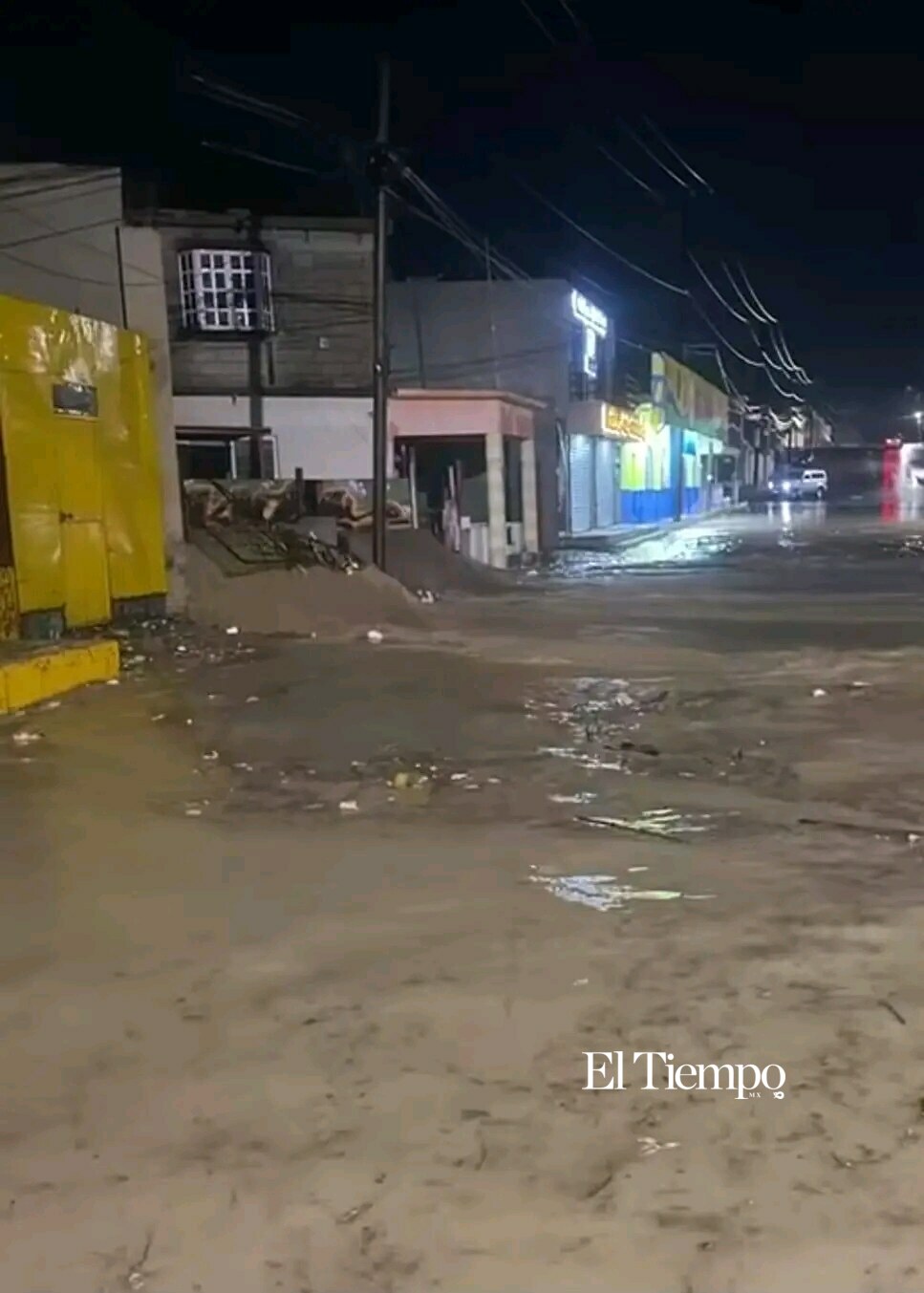 Monclova bajo el agua; cuerpos de rescate atienden emergencias durante intensa tormenta