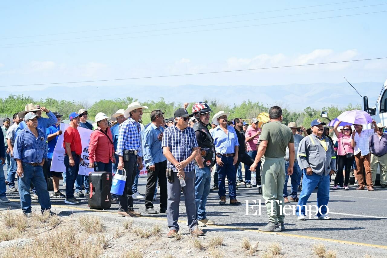 Bloqueo de la carretera Federal 57 por los exobreros de AHMSA