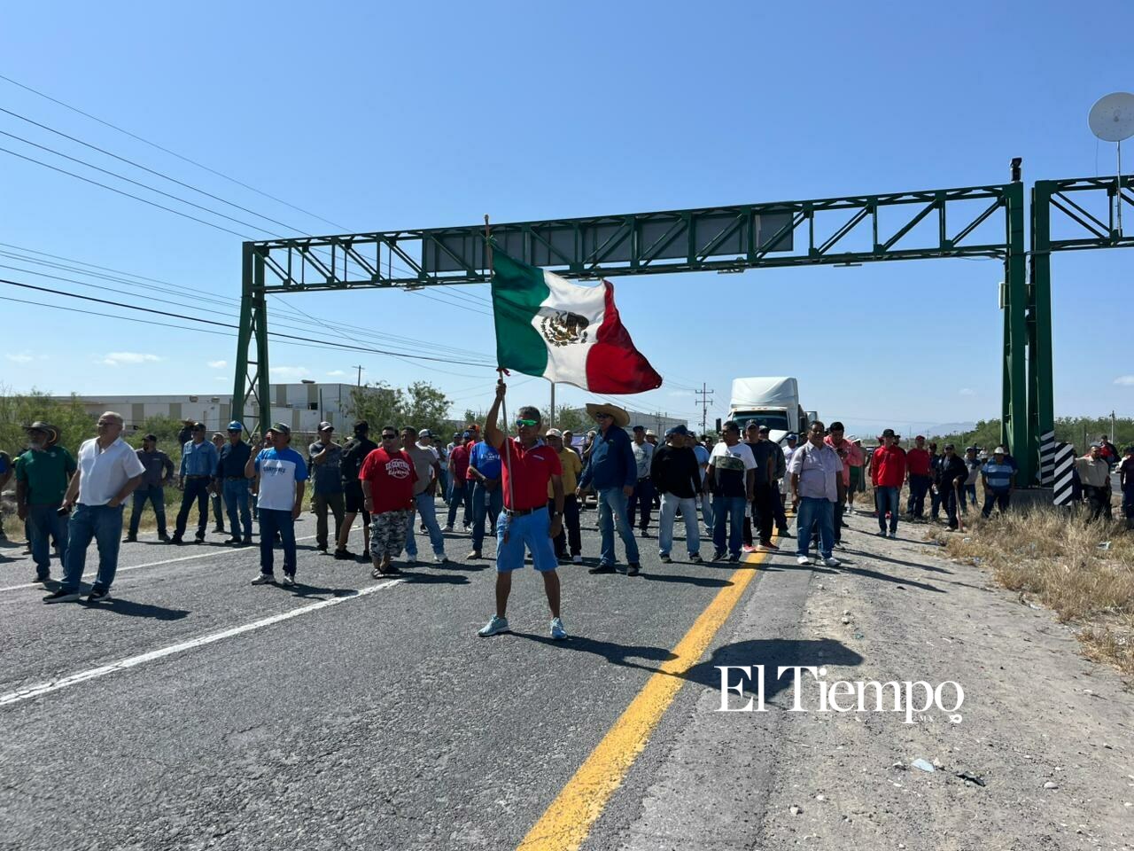 Bloqueo de la carretera Federal 57 por los exobreros de AHMSA