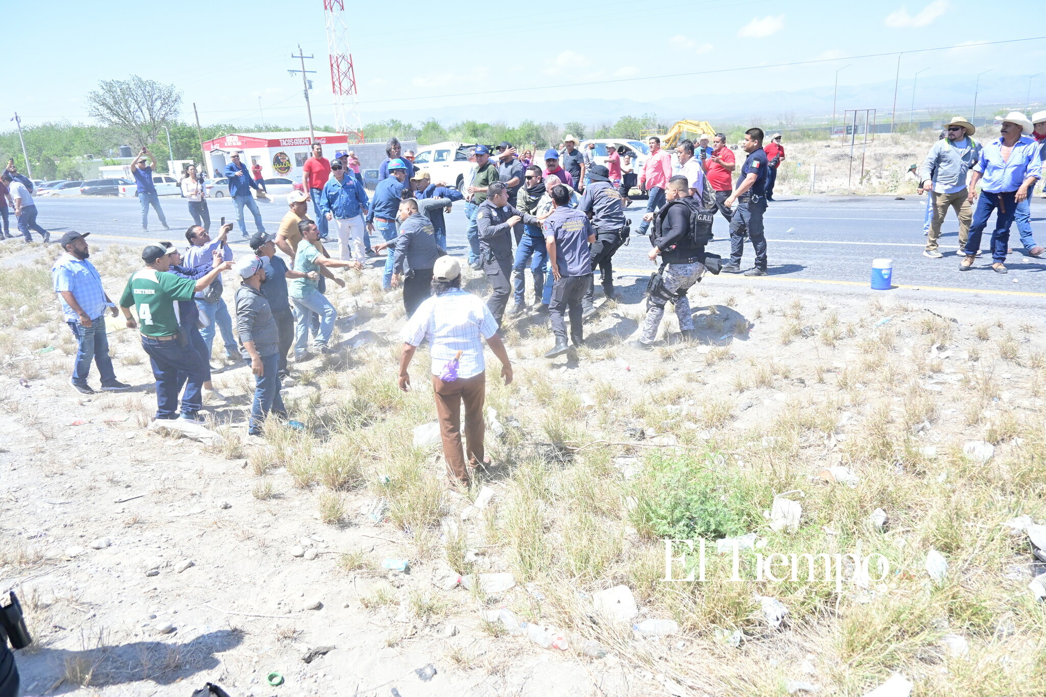 Ex obreros de AHMSA bloquean la carretera 57 en Monclova
