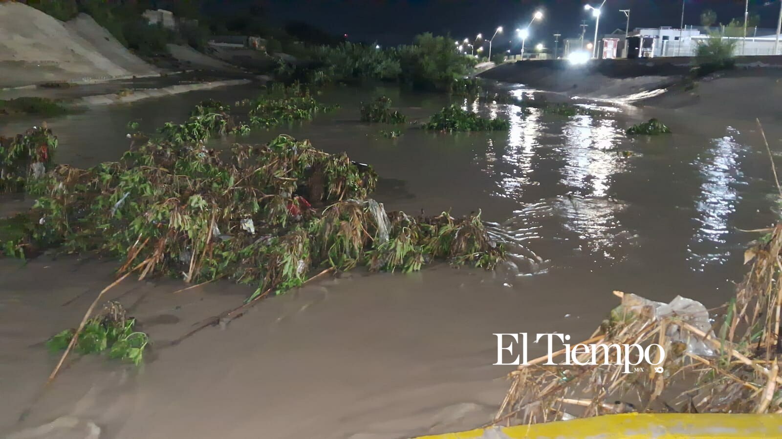 Monclova bajo el agua; cuerpos de rescate atienden emergencias durante intensa tormenta