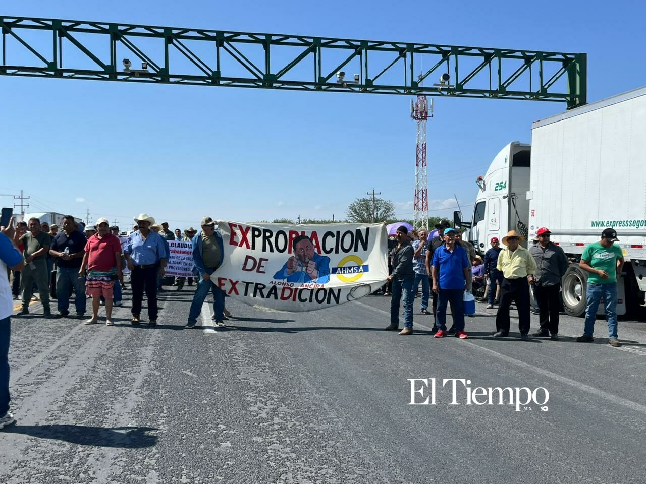 Bloqueo de la carretera Federal 57 por los exobreros de AHMSA