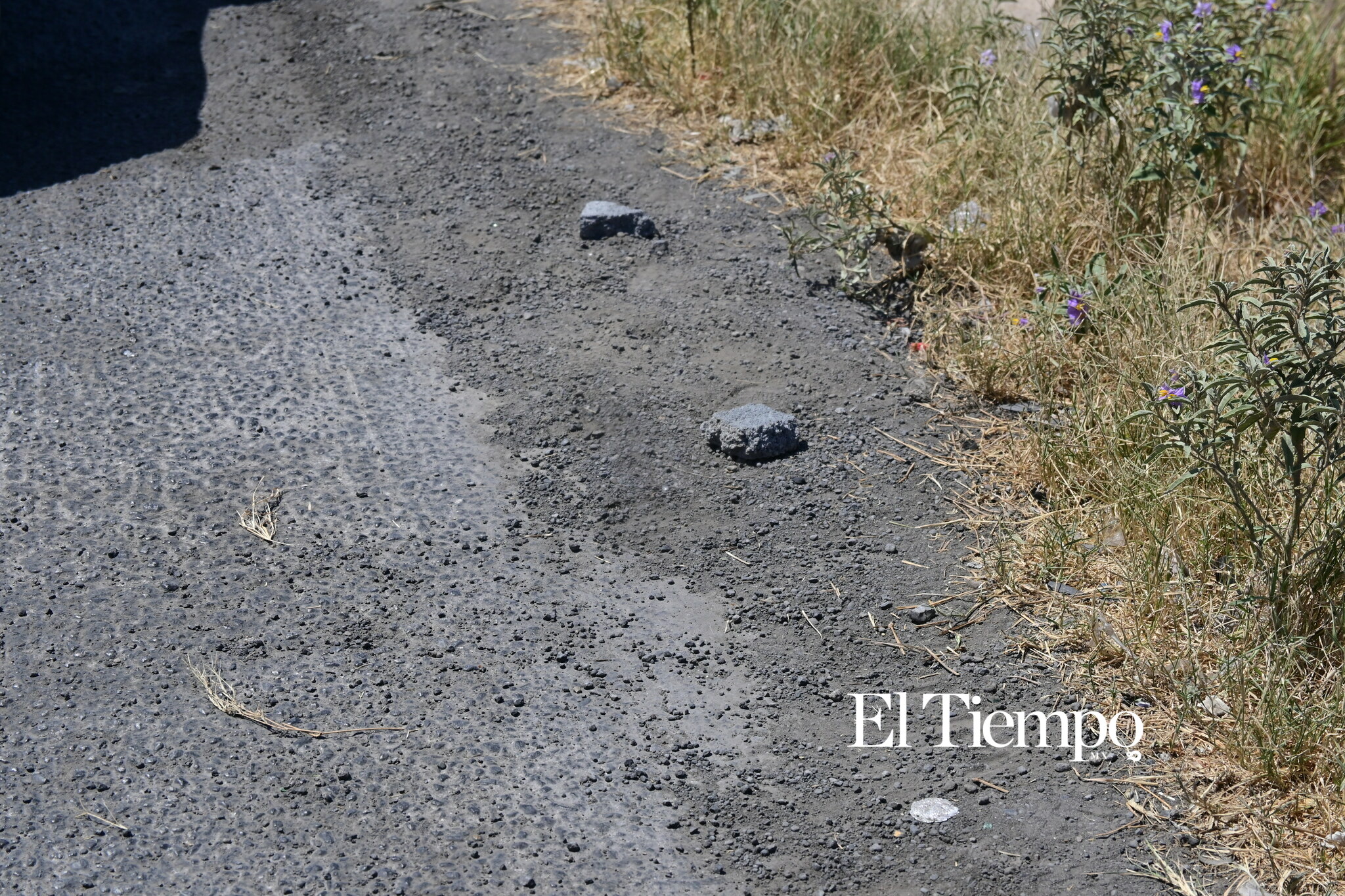 Ex obreros de AHMSA bloquean la carretera 57 en Monclova