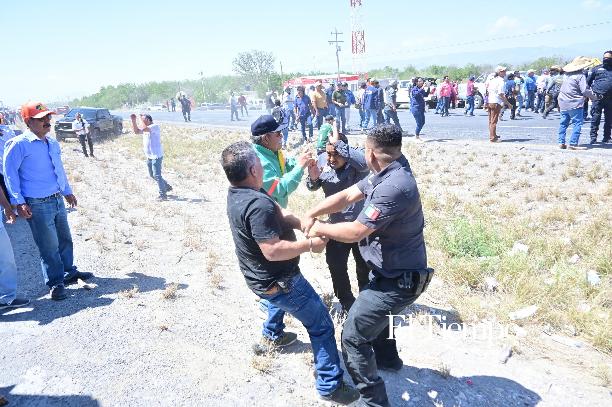 Ex obreros de AHMSA bloquean la carretera 57 en Monclova