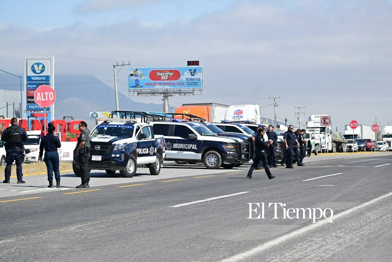 Bloqueo de la carretera Federal 57 por los exobreros de AHMSA