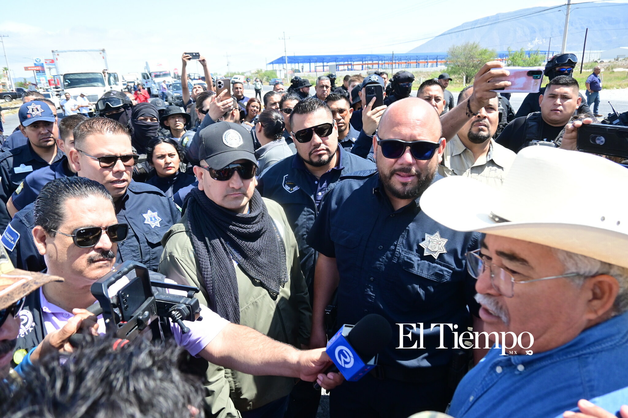 Ex obreros de AHMSA bloquean la carretera 57 en Monclova