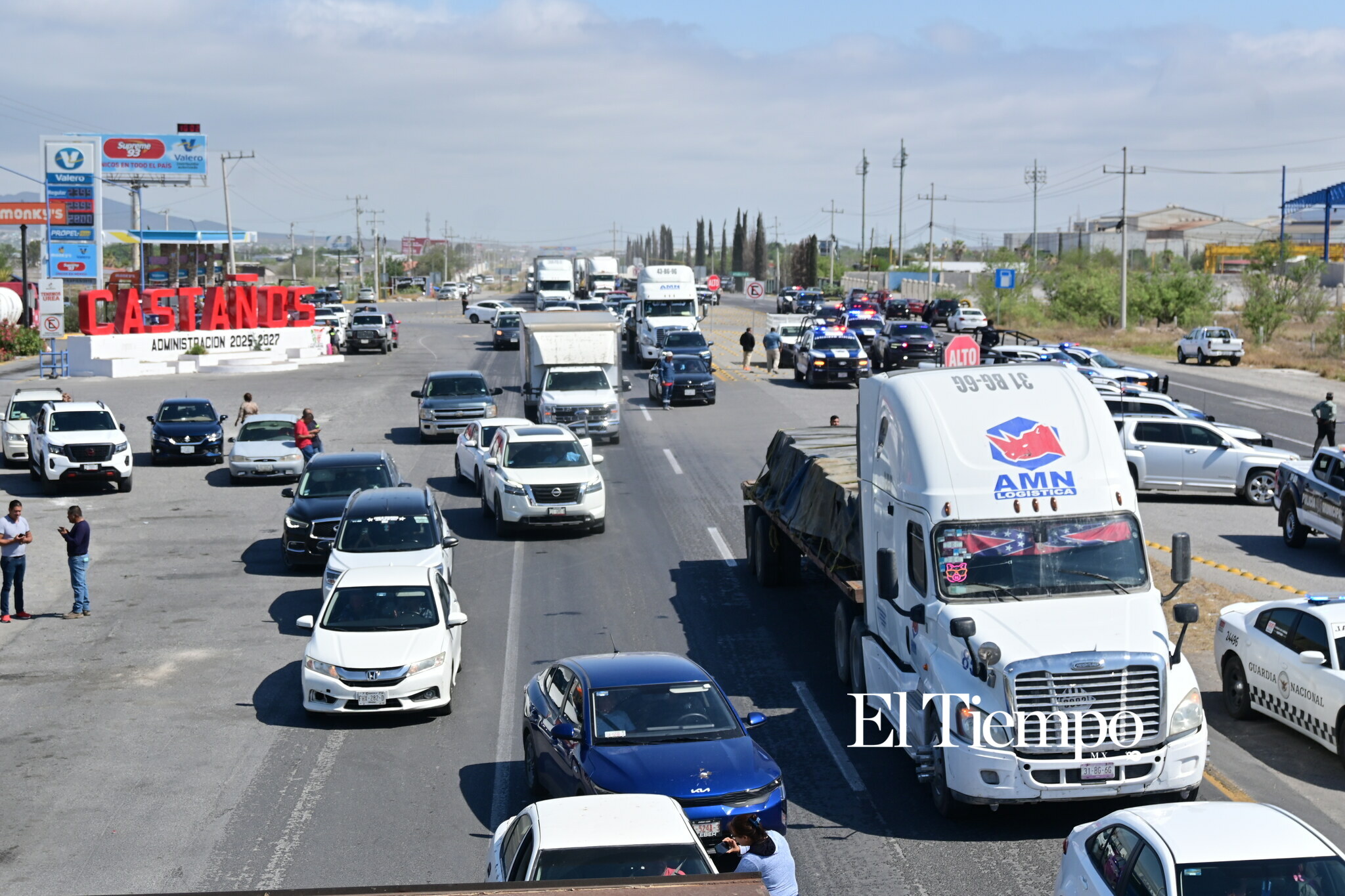 Ex obreros de AHMSA bloquean la carretera 57 en Monclova