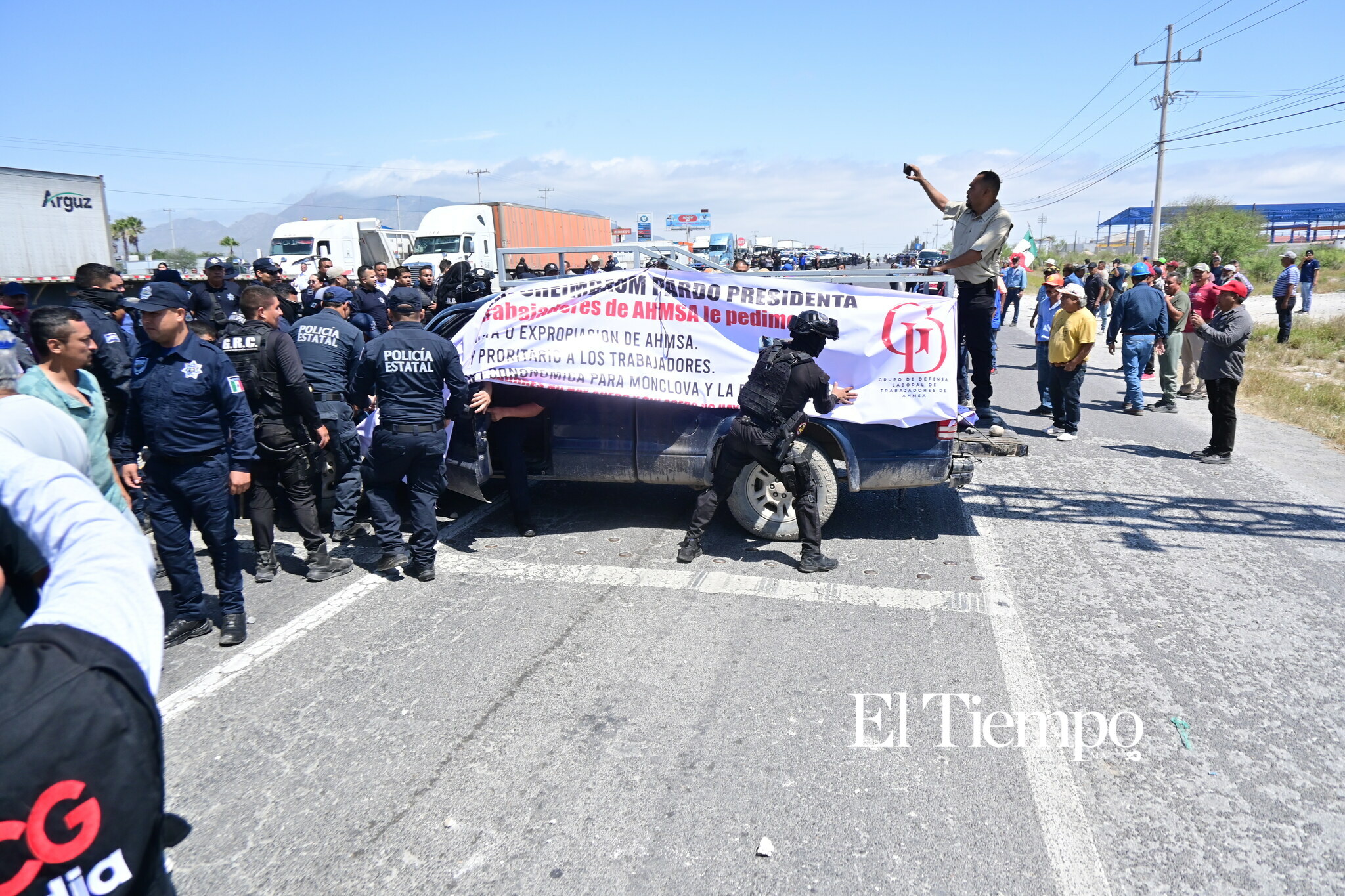 Ex obreros de AHMSA bloquean la carretera 57 en Monclova