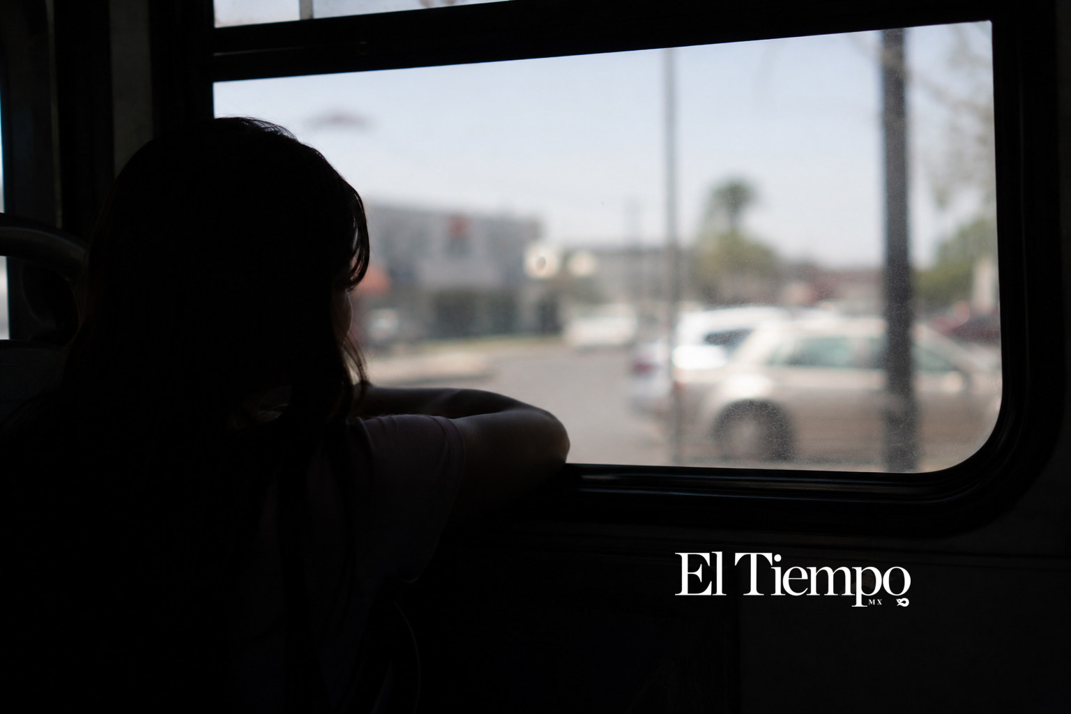 Usuarios realizan sus trayectos diarios en medio de las altas temperaturas registradas en la ciudad.