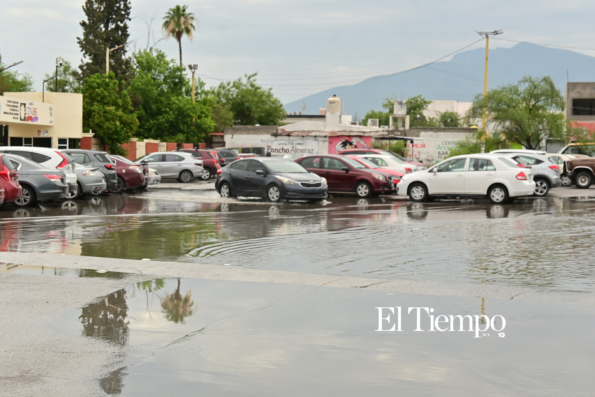 Encharcamiento frente al CBTIS 36 reabre problemática de varios años