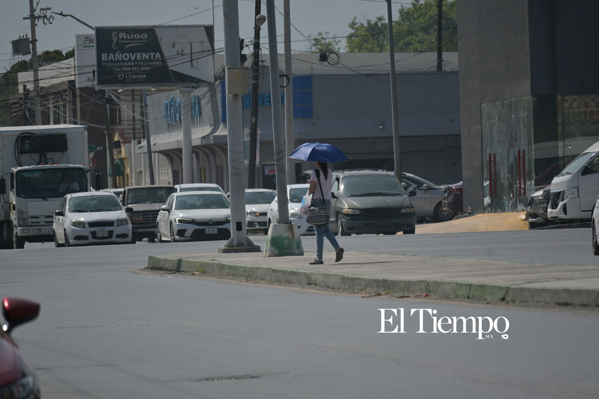 Algunos personas recurren al uso de sombrillas durante sus recorridos.