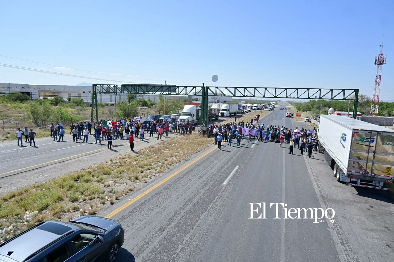 Bloqueo de la carretera Federal 57 por los exobreros de AHMSA