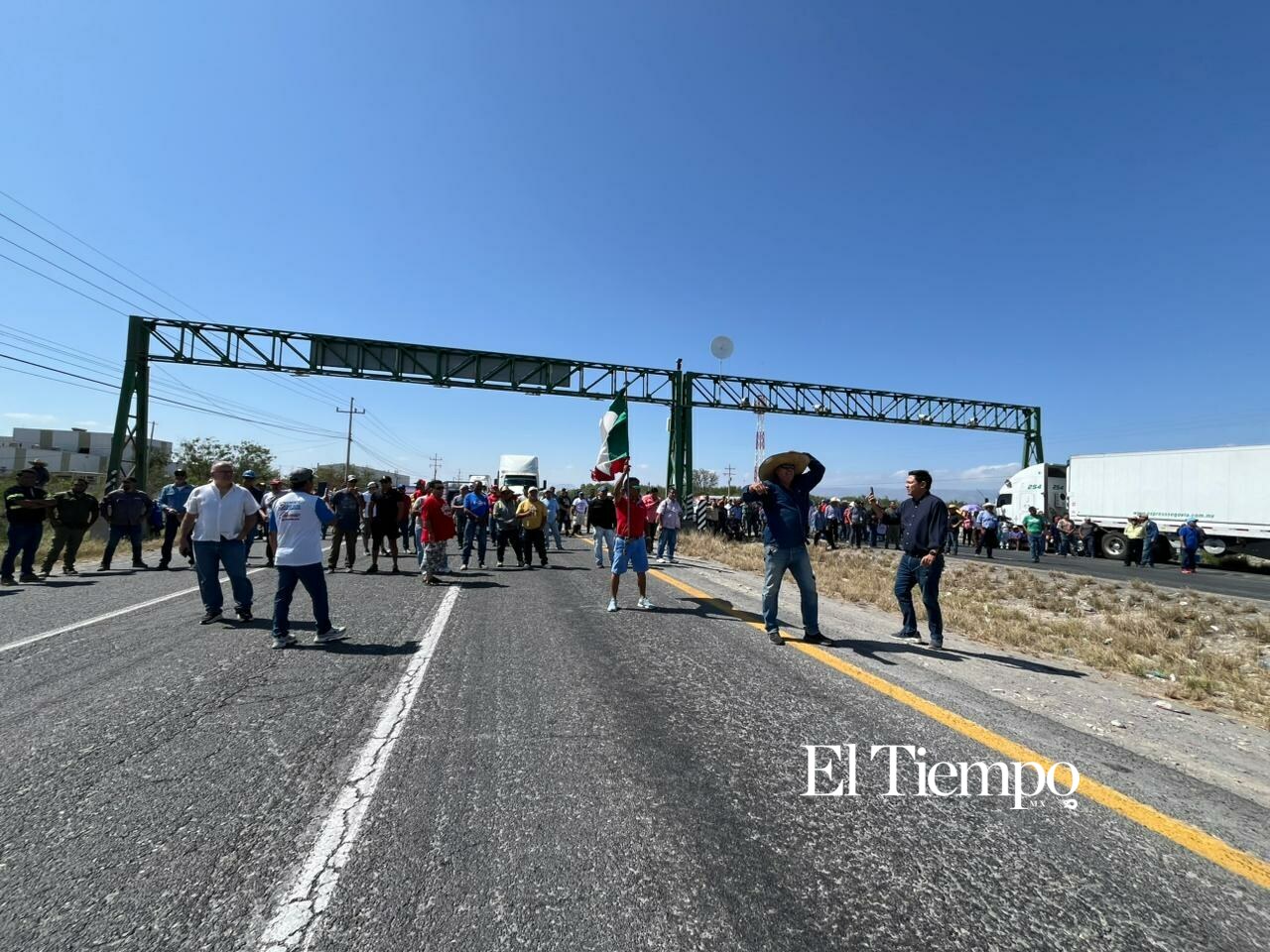 Bloqueo de la carretera Federal 57 por los exobreros de AHMSA