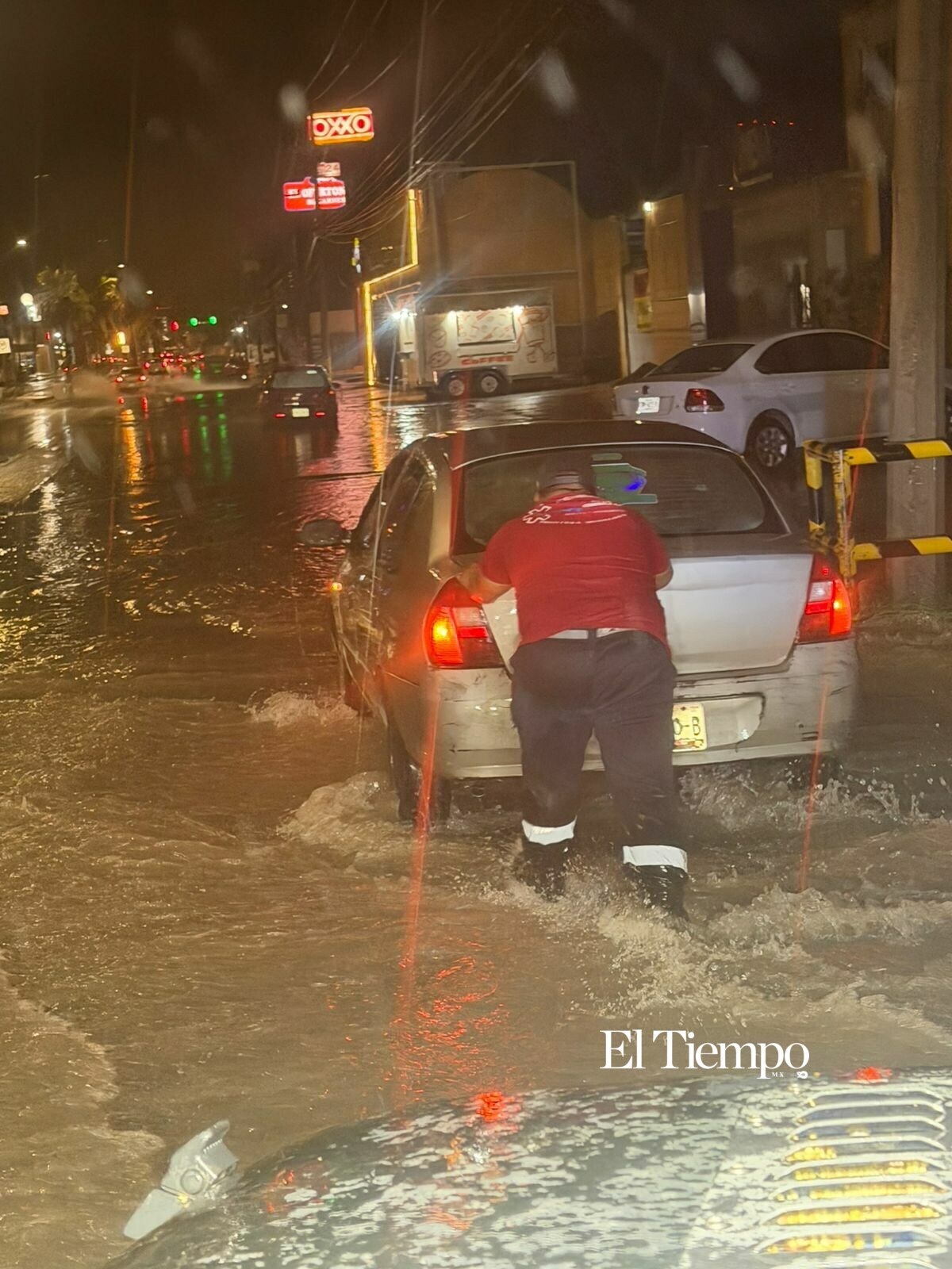 Monclova bajo el agua; cuerpos de rescate atienden emergencias durante intensa tormenta