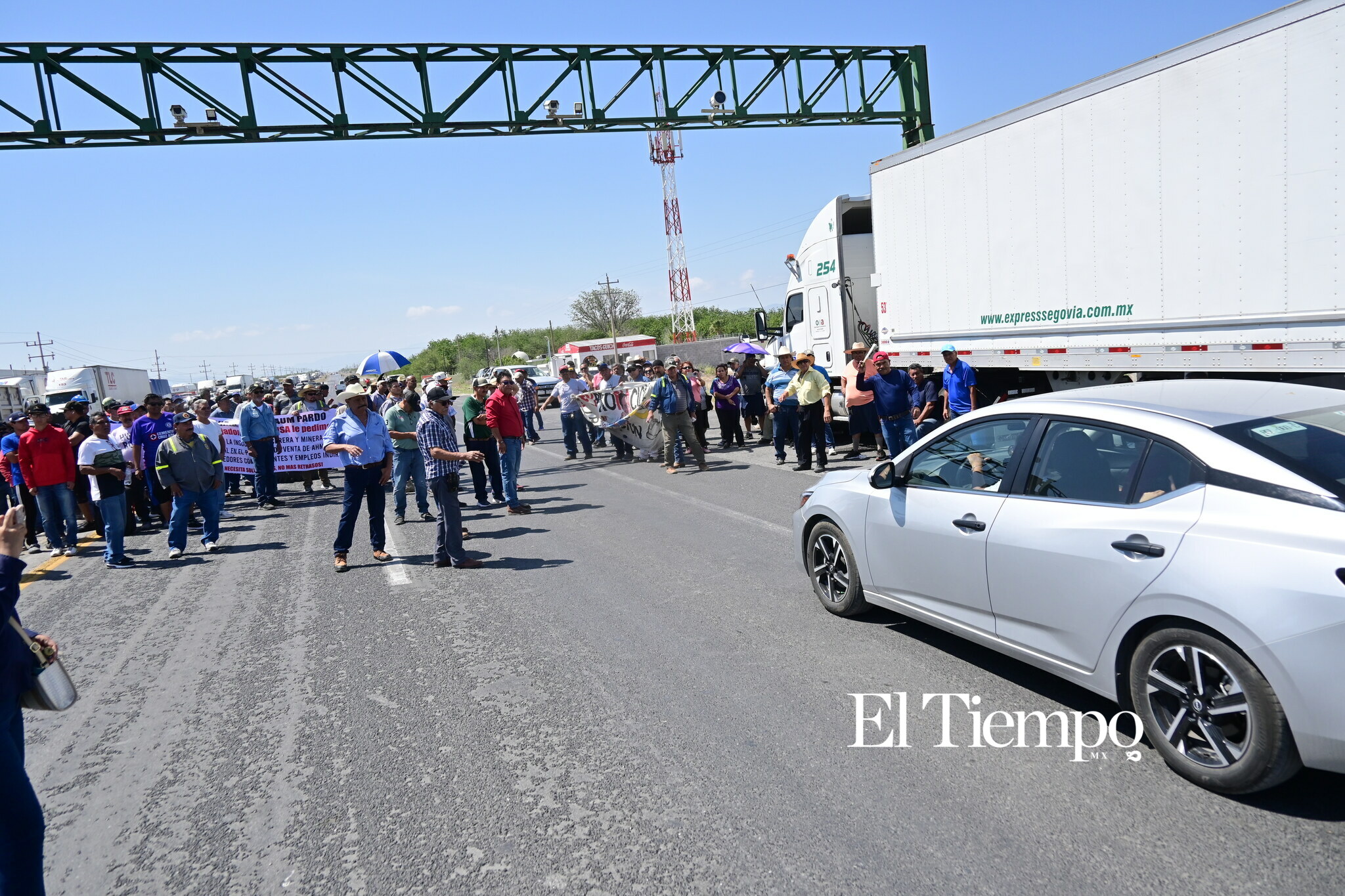 Ex obreros de AHMSA bloquean la carretera 57 en Monclova