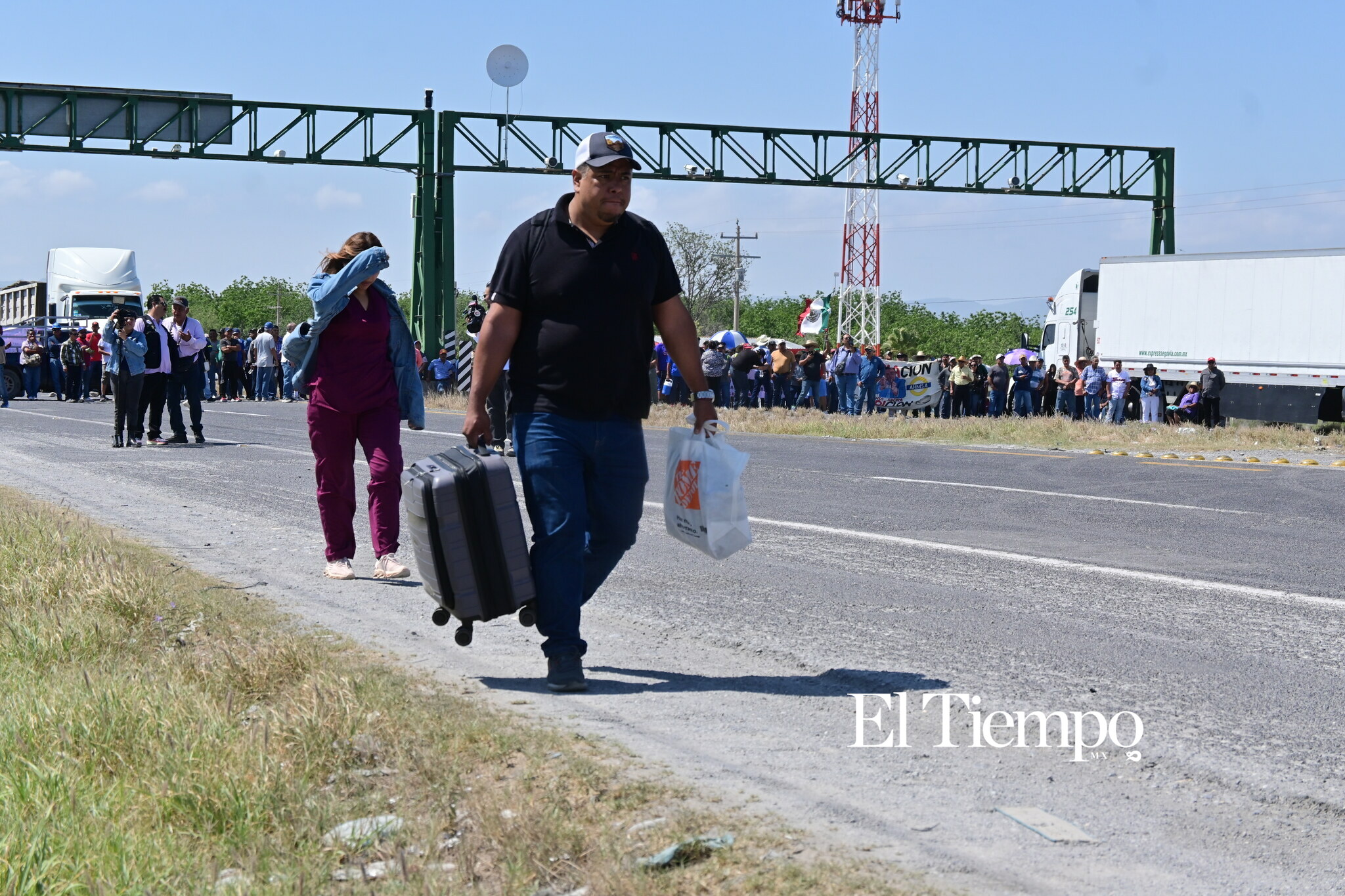 Ex obreros de AHMSA bloquean la carretera 57 en Monclova