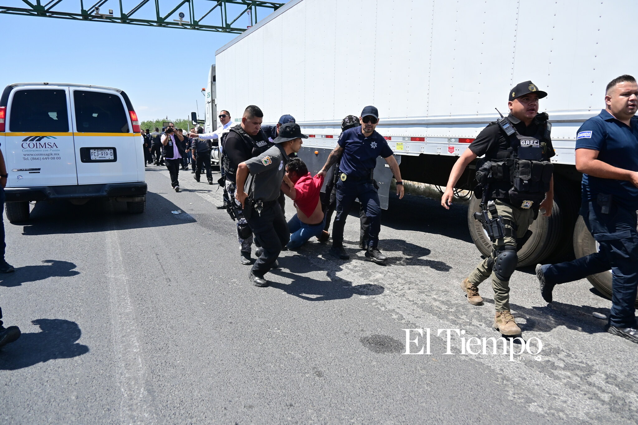 Ex obreros de AHMSA bloquean la carretera 57 en Monclova