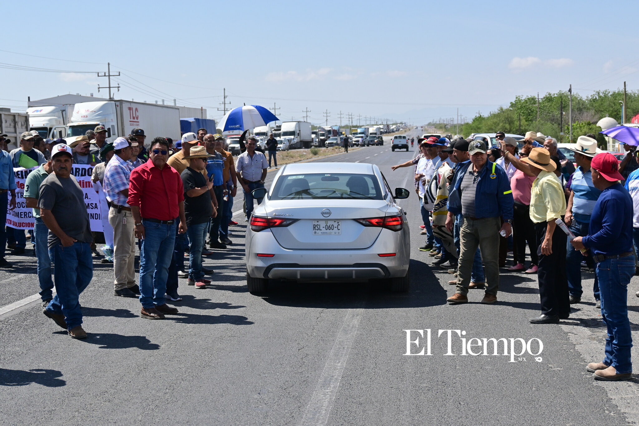 Ex obreros de AHMSA bloquean la carretera 57 en Monclova
