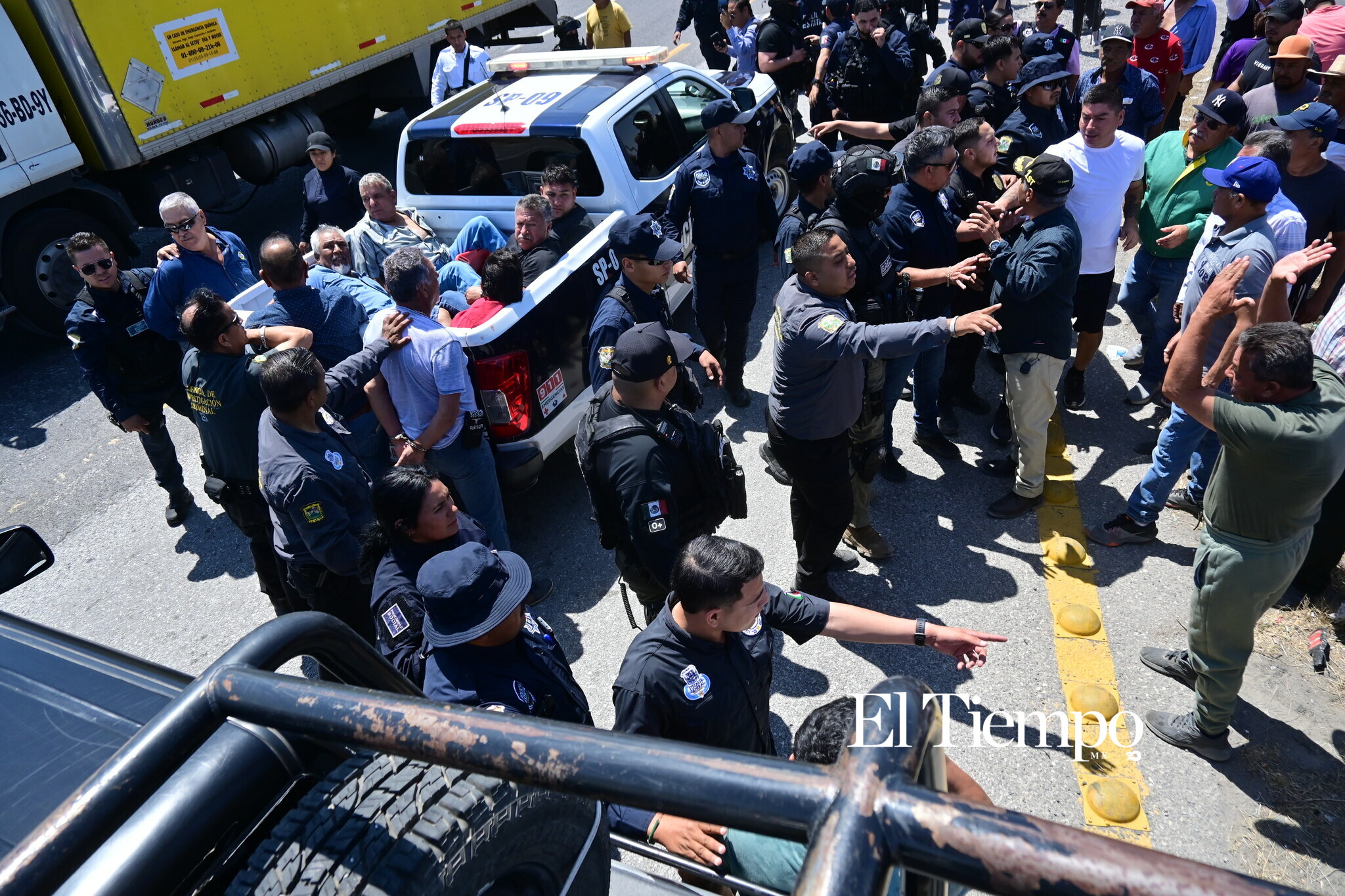 Ex obreros de AHMSA bloquean la carretera 57 en Monclova