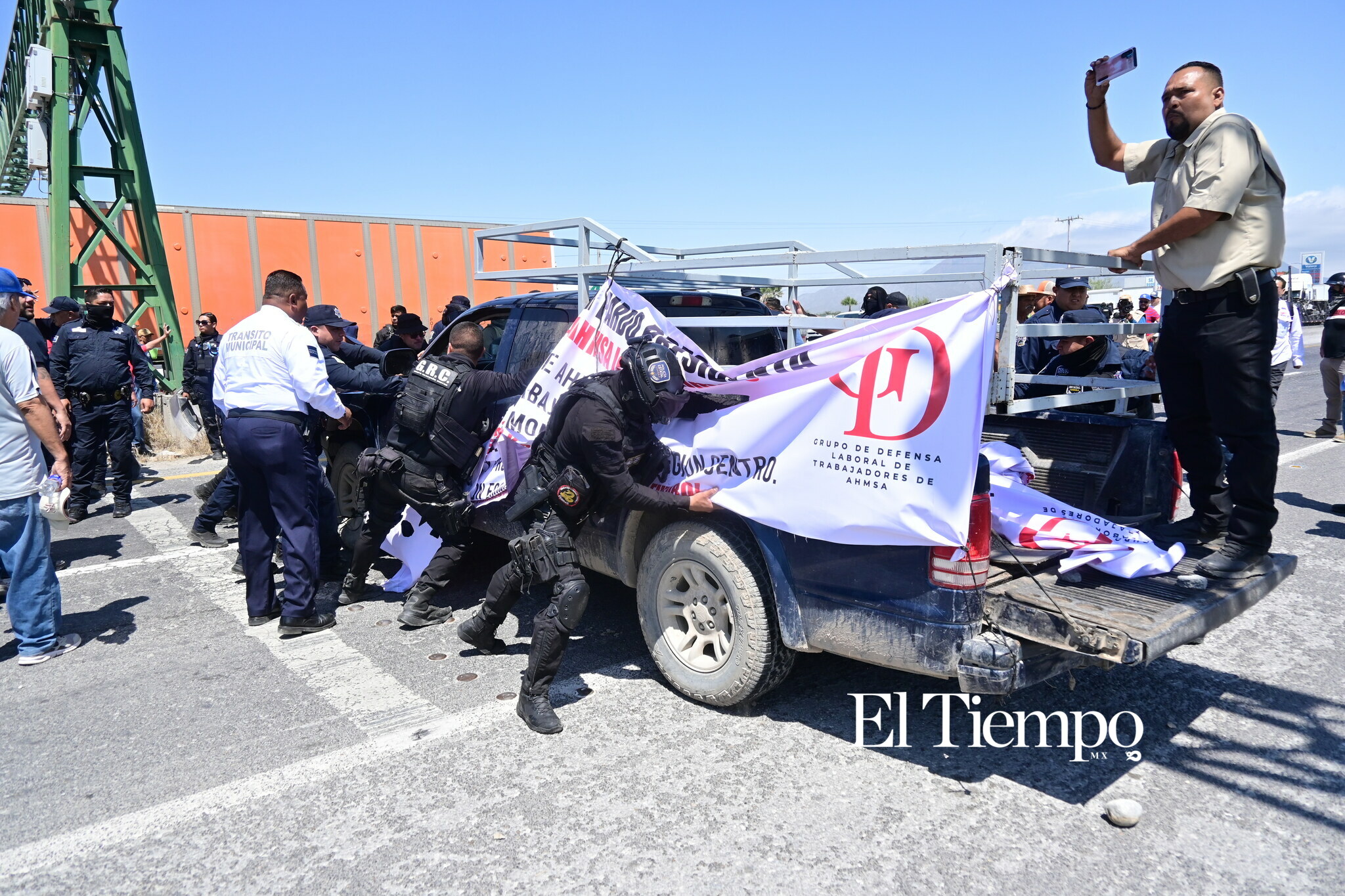Ex obreros de AHMSA bloquean la carretera 57 en Monclova