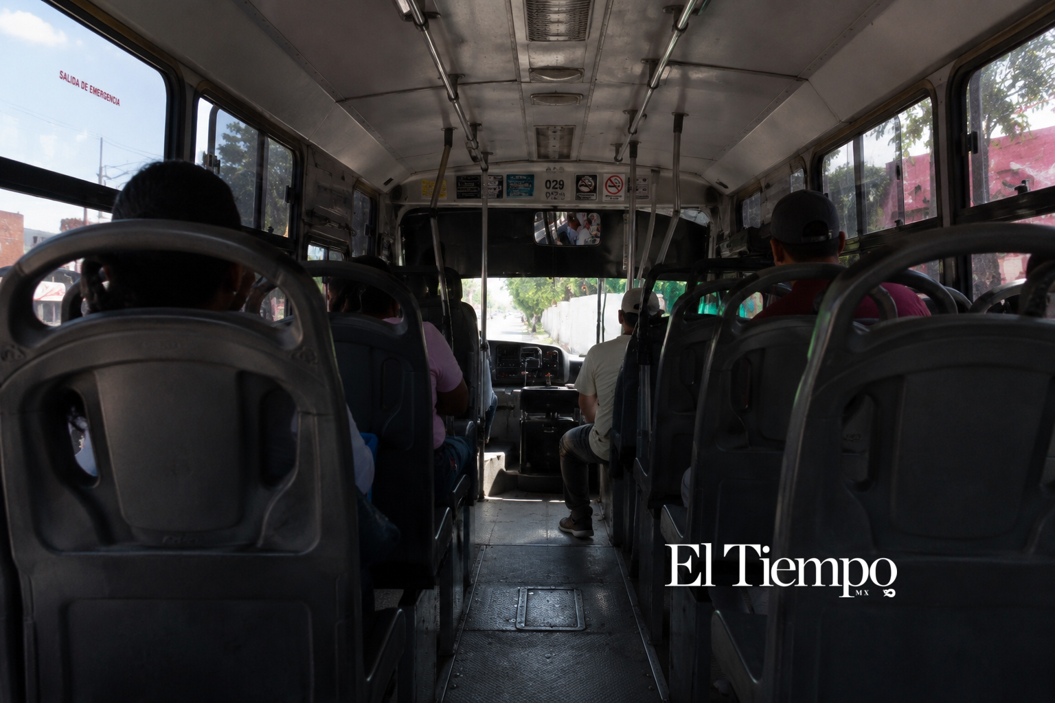 Pasajeros indicaron que el calor y la ventilación limitada en algunas unidades dificultan los traslados, y más durante las horas de mayor afluencia.