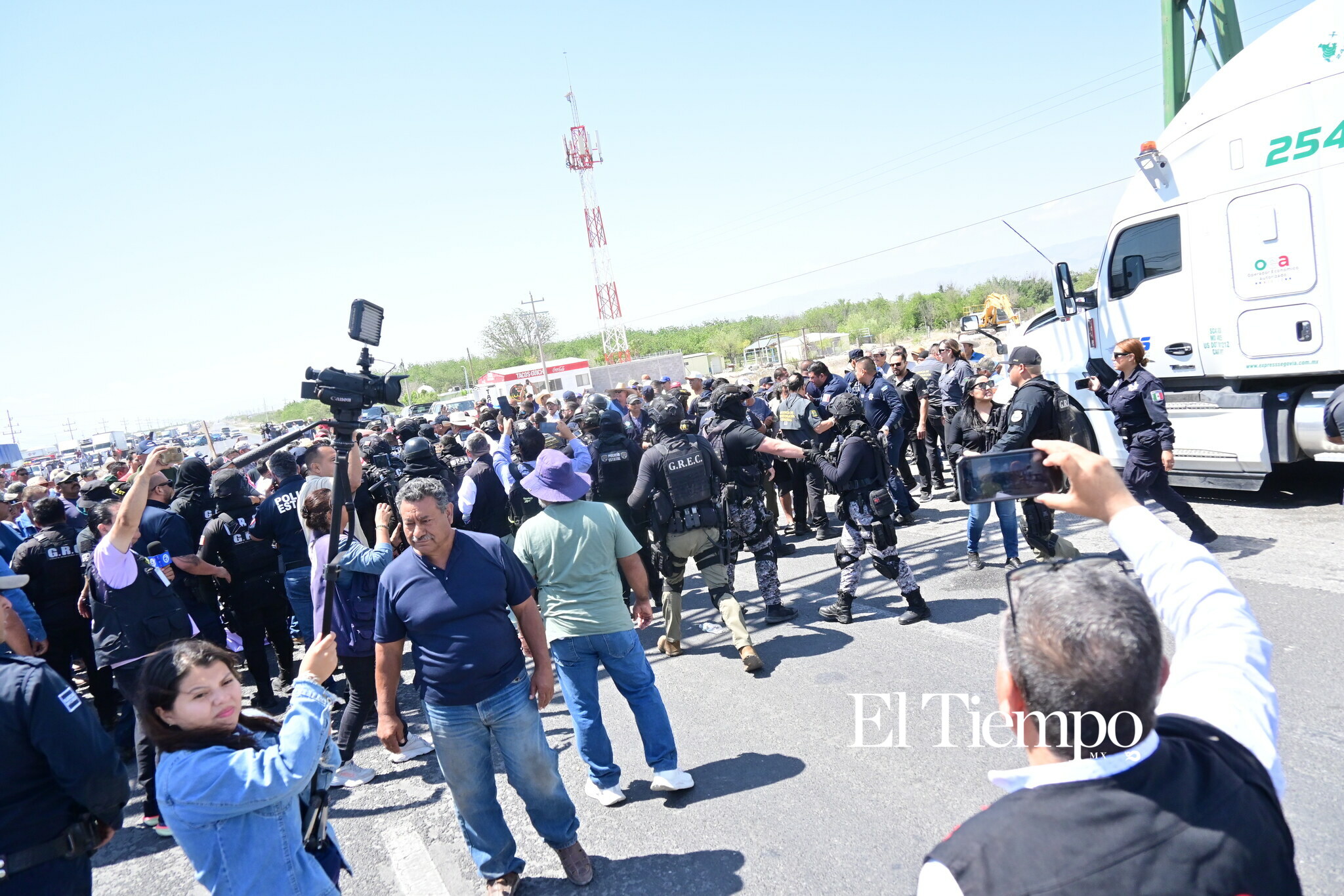 Ex obreros de AHMSA bloquean la carretera 57 en Monclova