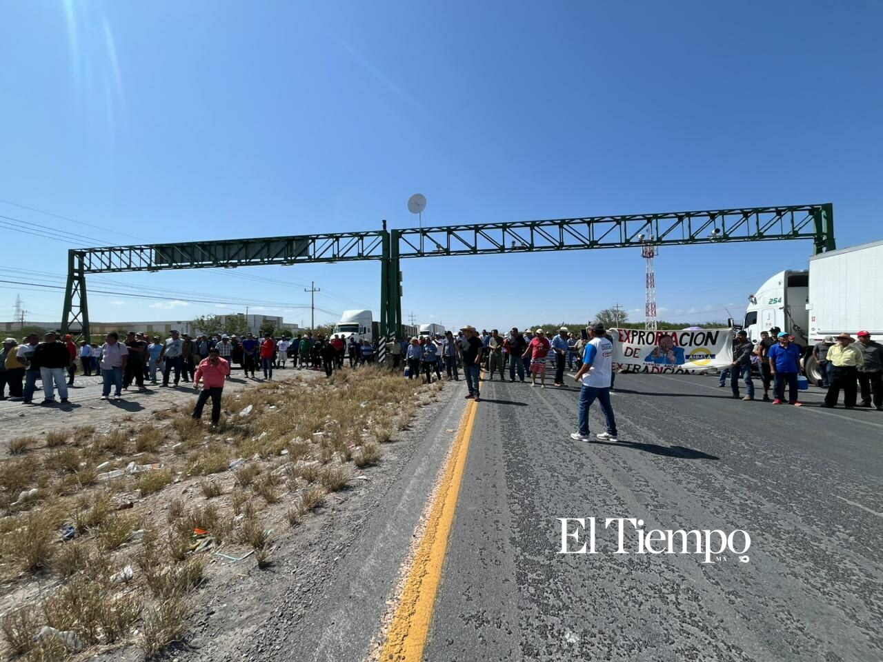 Bloqueo de la carretera Federal 57 por los exobreros de AHMSA