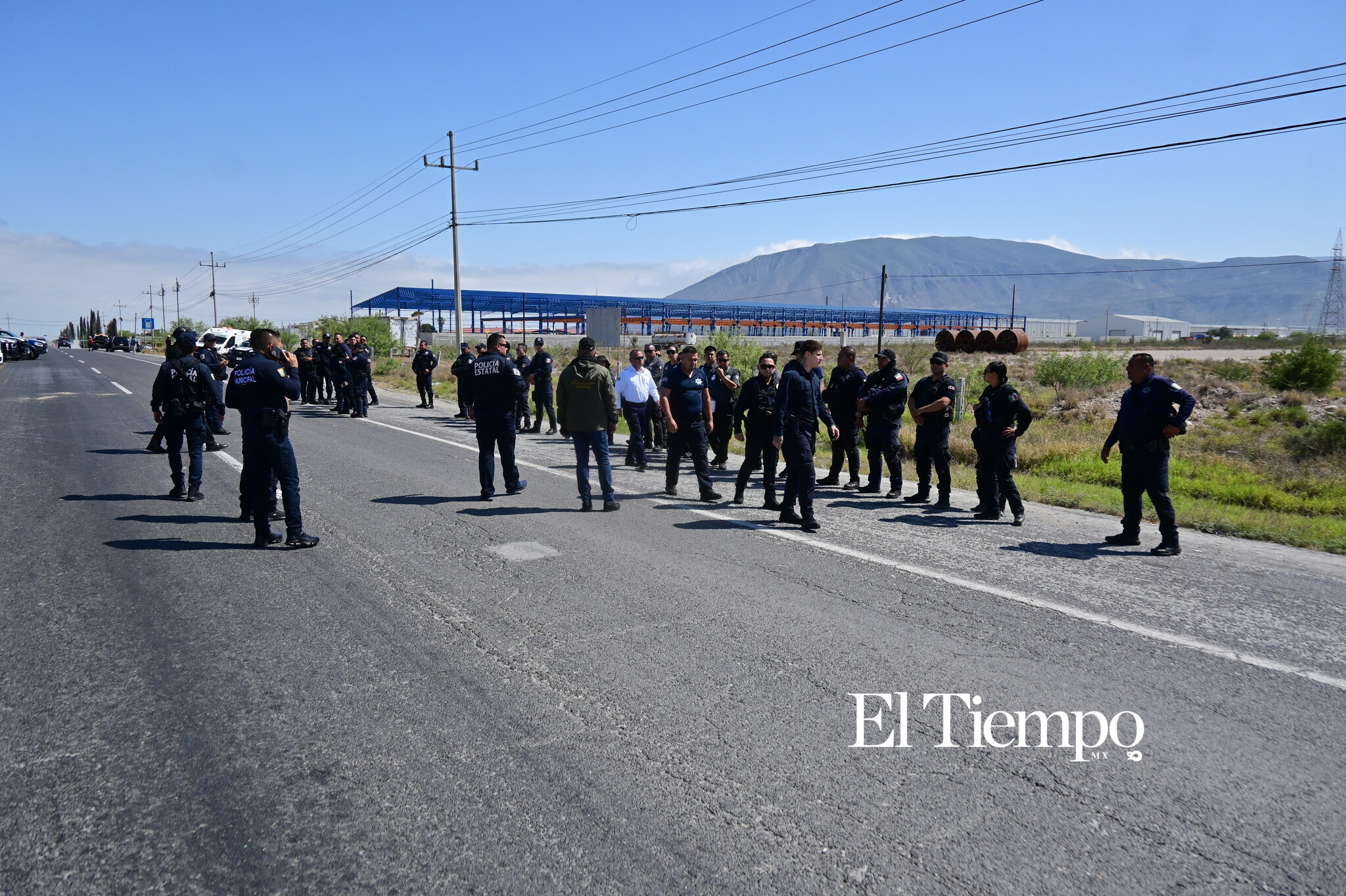 Ex obreros de AHMSA bloquean la carretera 57 en Monclova