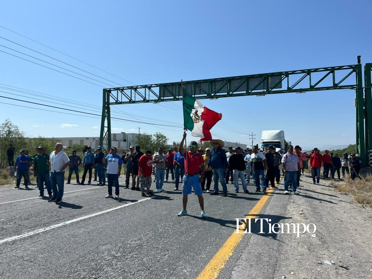 Bloqueo de la carretera Federal 57 por los exobreros de AHMSA