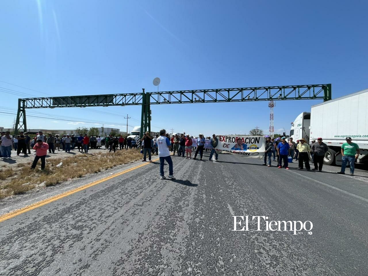 Bloqueo de la carretera Federal 57 por los exobreros de AHMSA