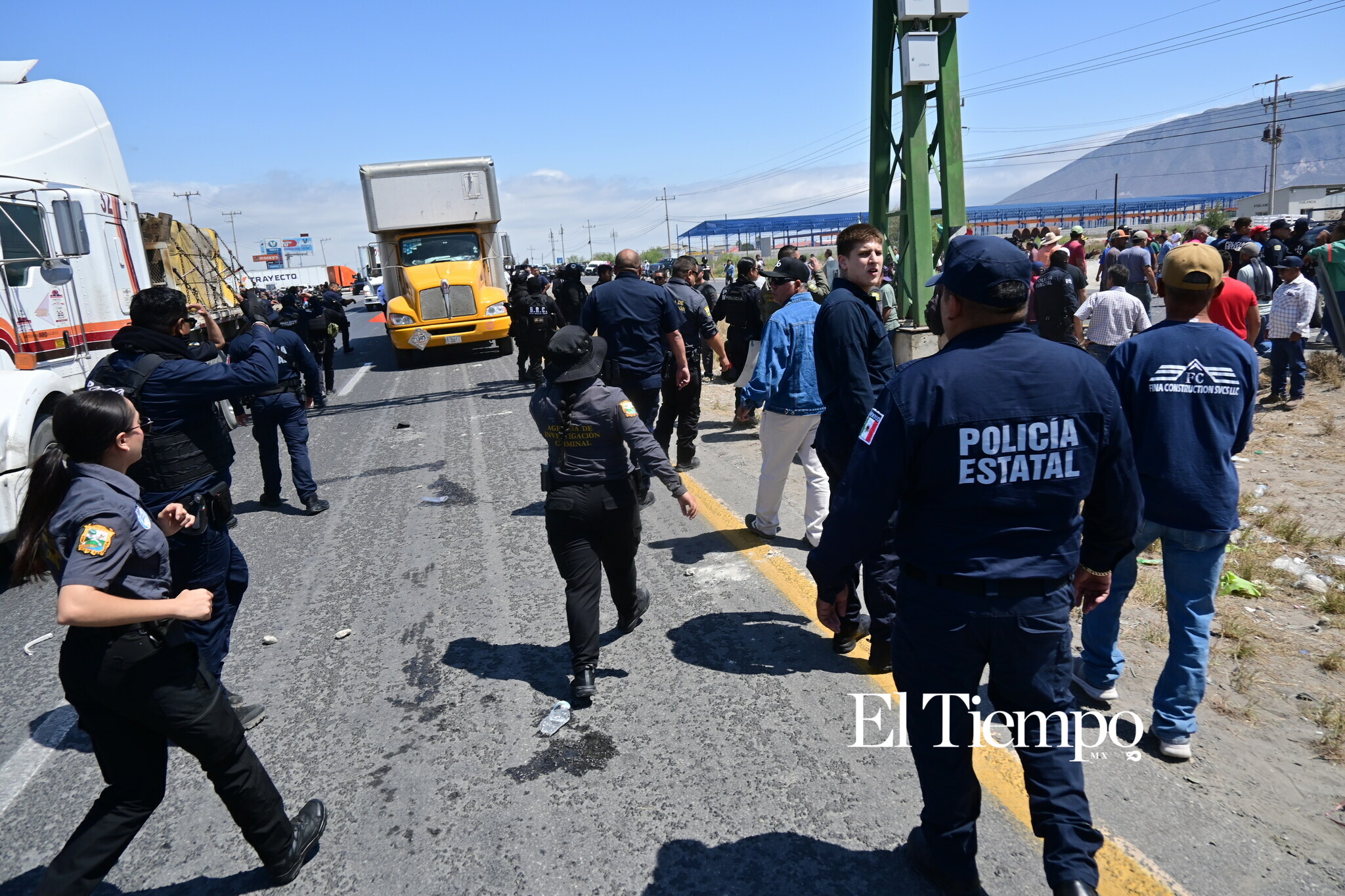 Ex obreros de AHMSA bloquean la carretera 57 en Monclova