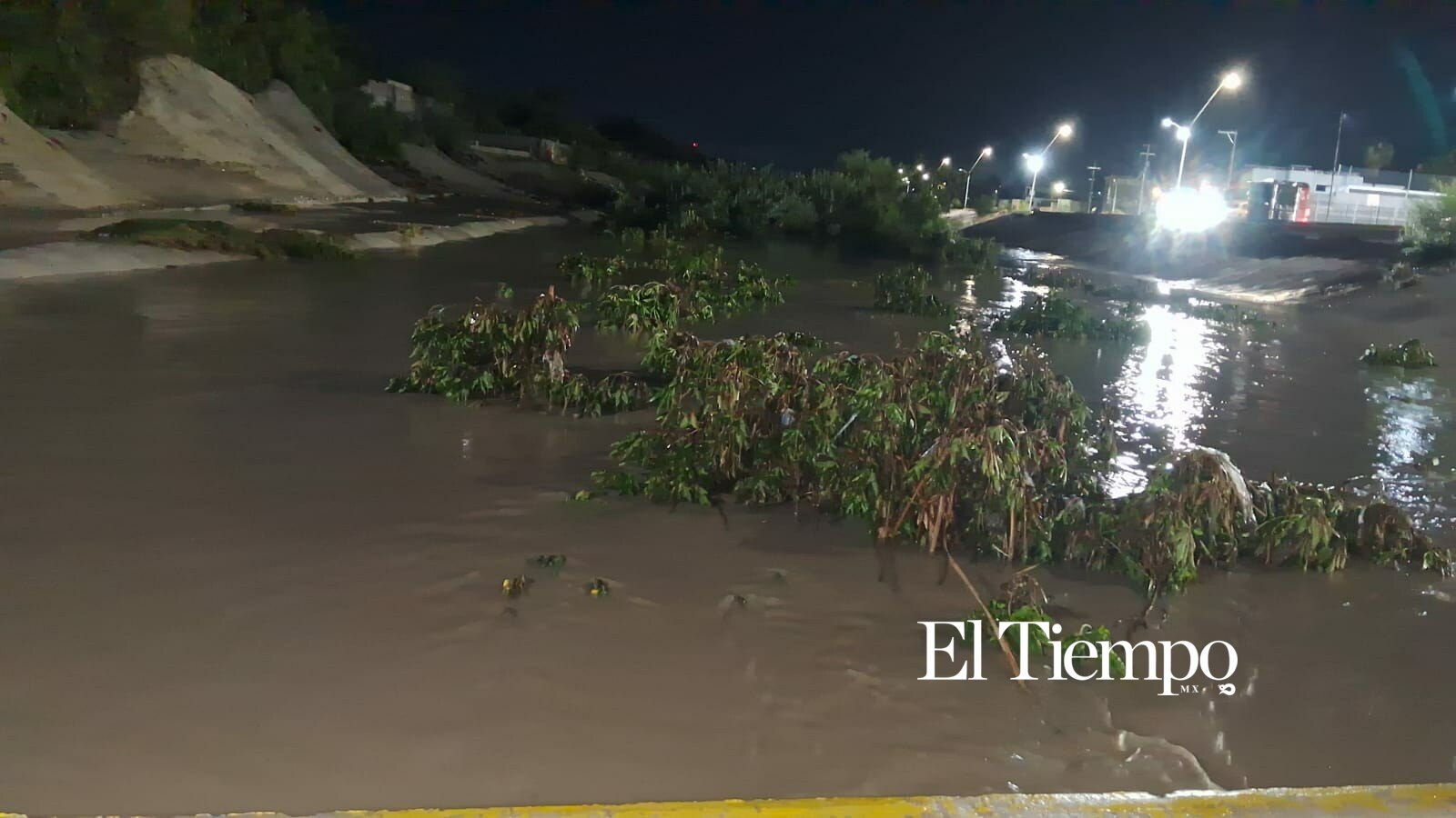 Monclova bajo el agua; cuerpos de rescate atienden emergencias durante intensa tormenta