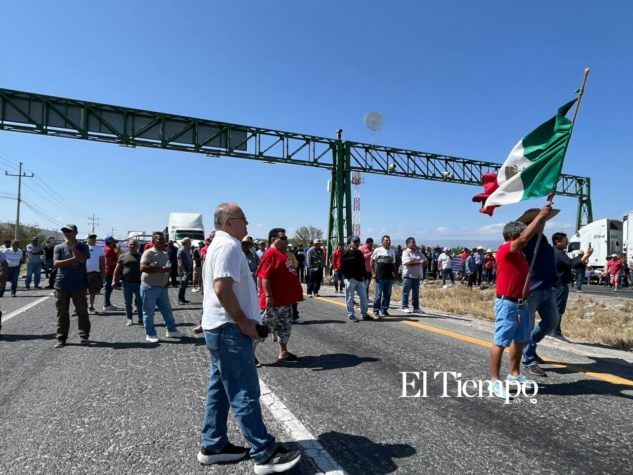 Bloqueo de la carretera Federal 57 por los exobreros de AHMSA
