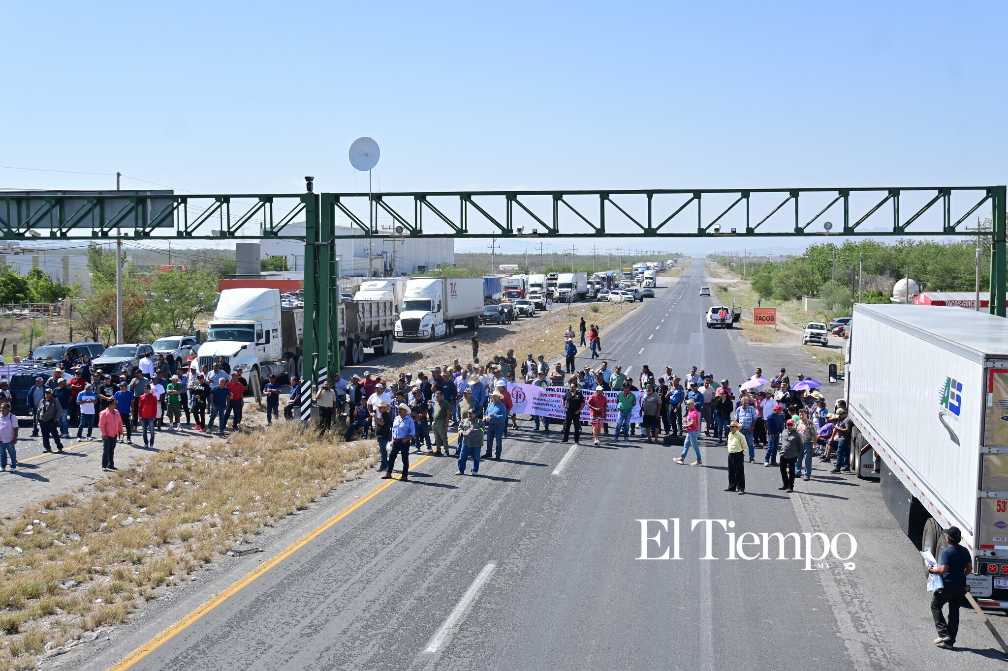 Ex obreros de AHMSA bloquean la carretera 57 en Monclova