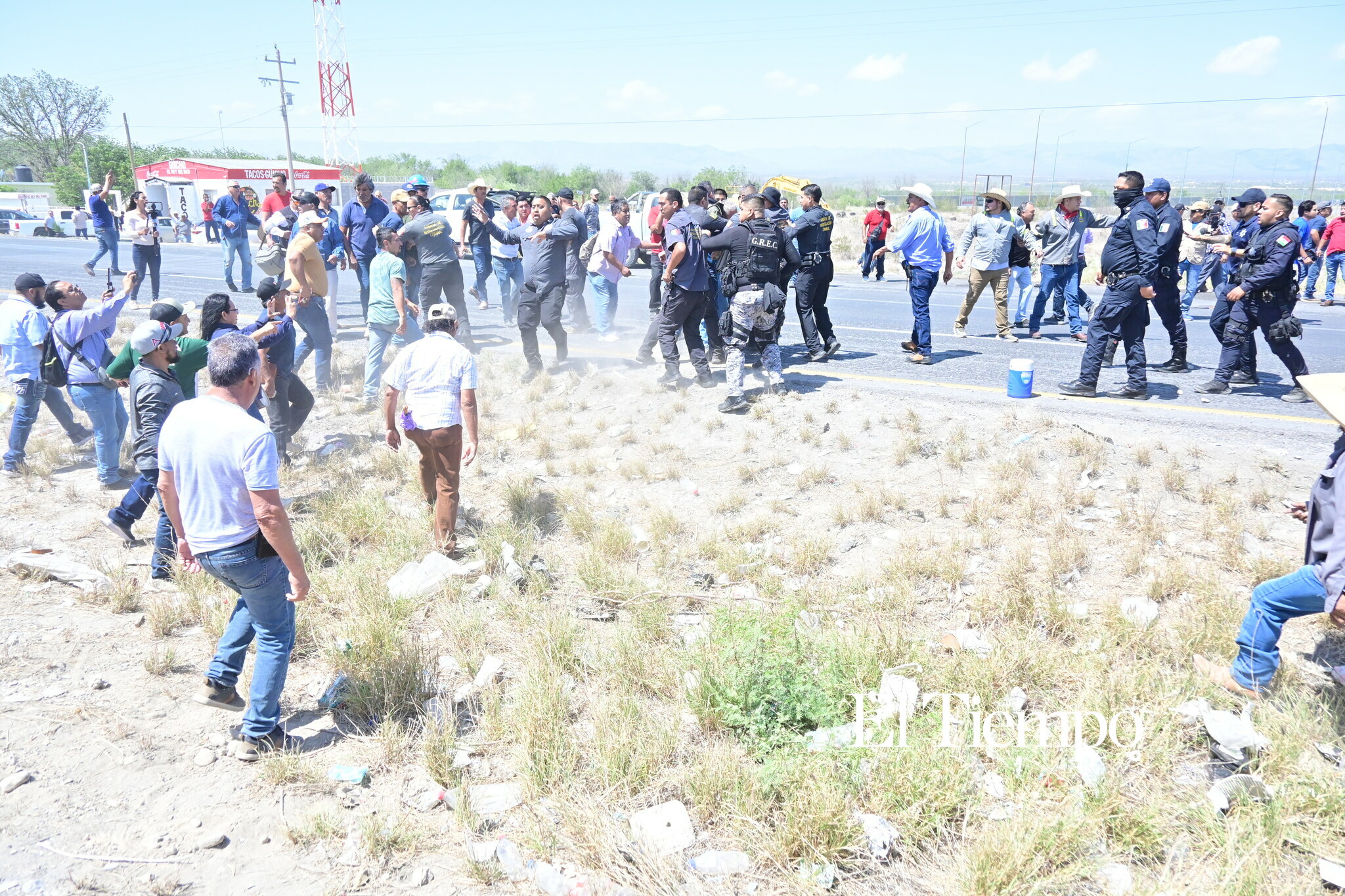 Ex obreros de AHMSA bloquean la carretera 57 en Monclova