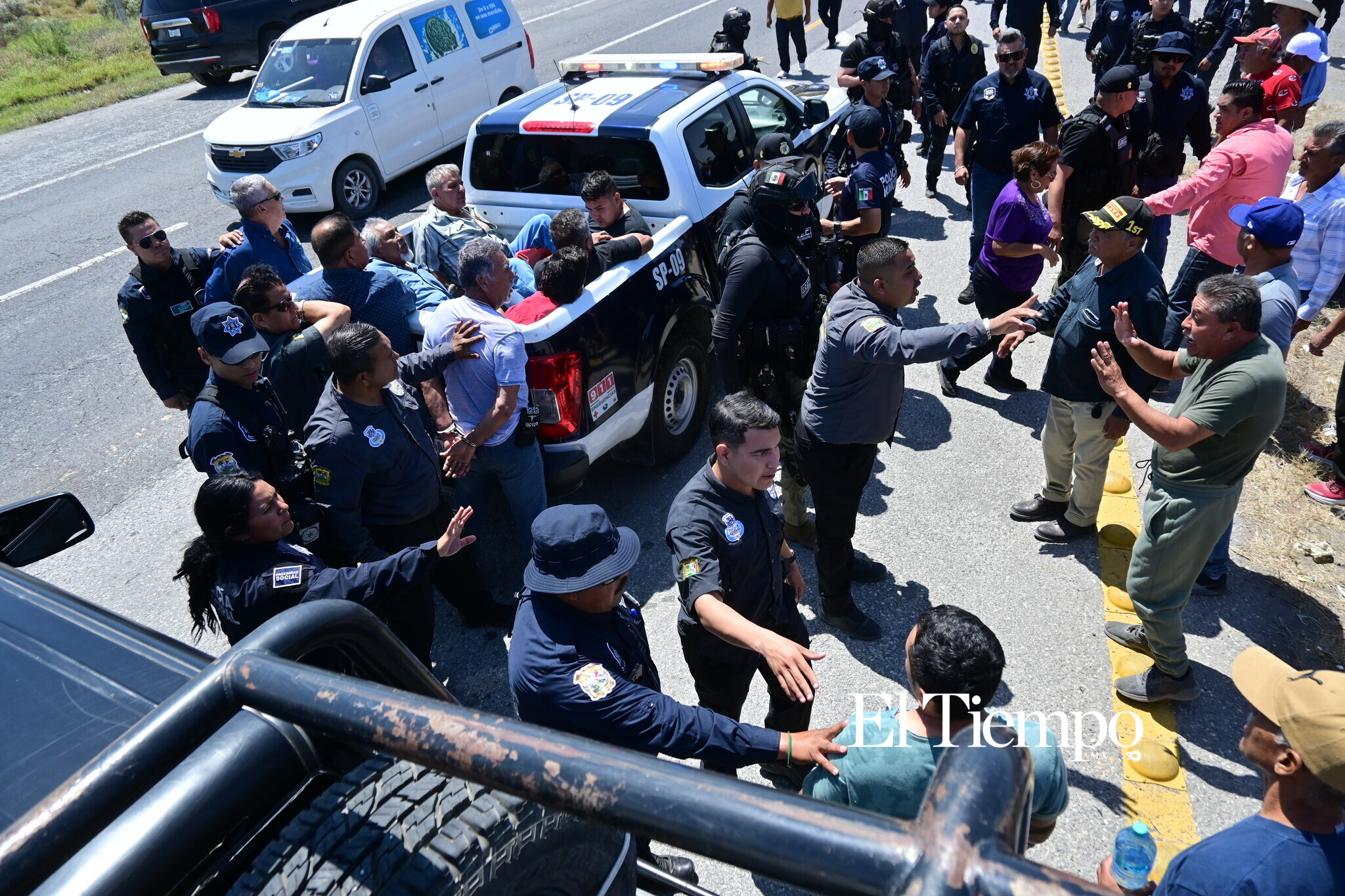 Ex obreros de AHMSA bloquean la carretera 57 en Monclova