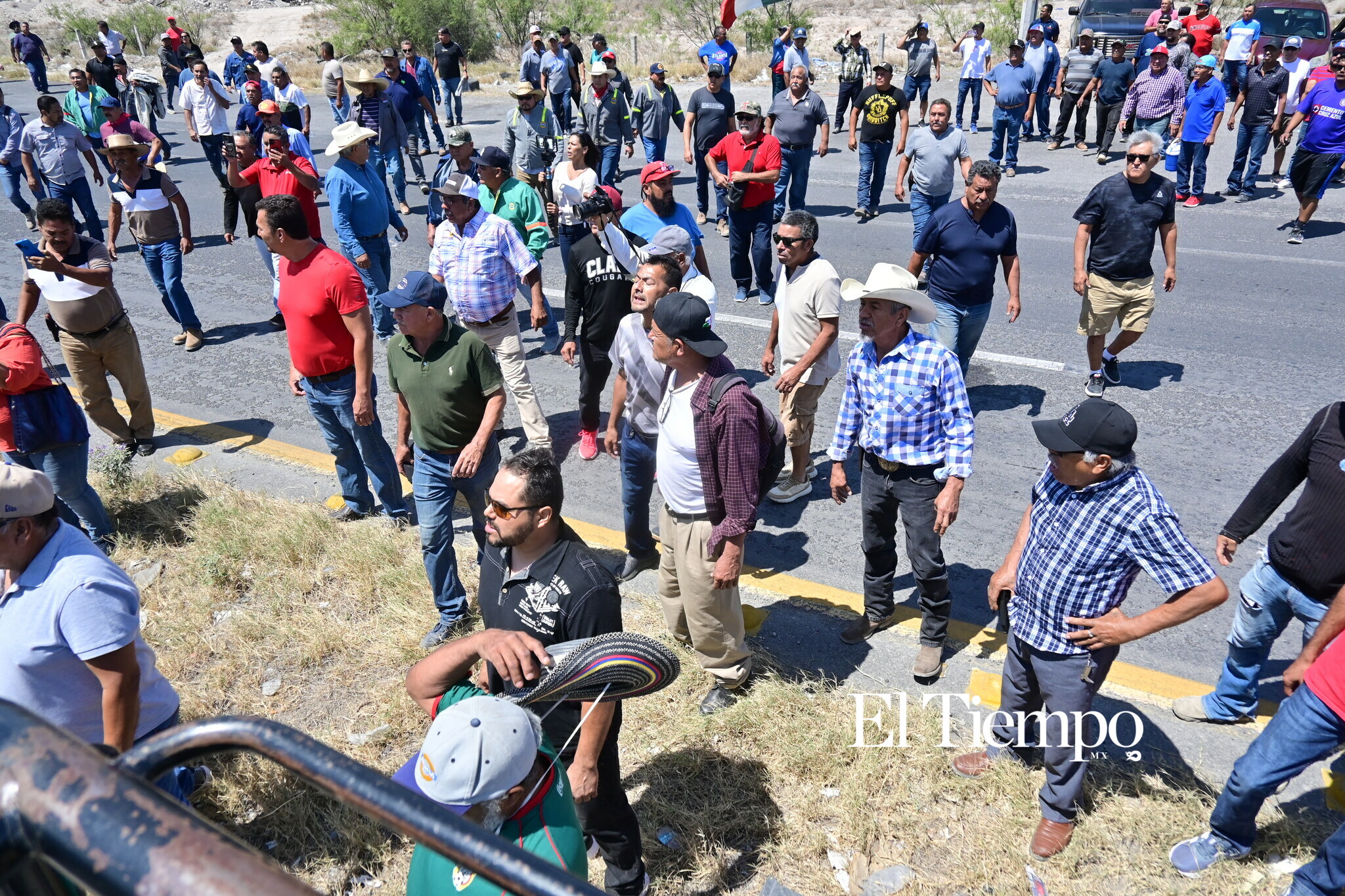 Ex obreros de AHMSA bloquean la carretera 57 en Monclova