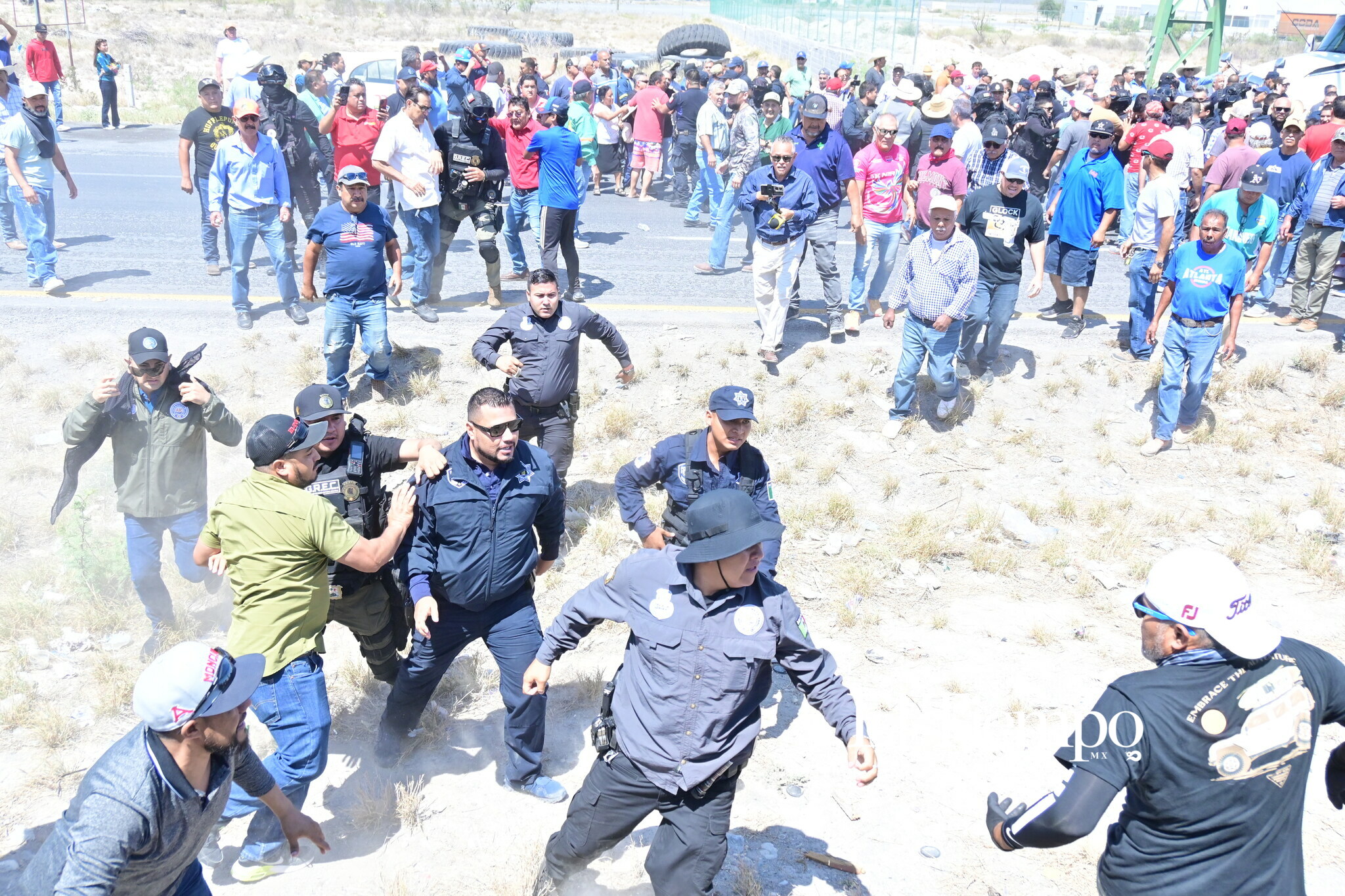 Ex obreros de AHMSA bloquean la carretera 57 en Monclova