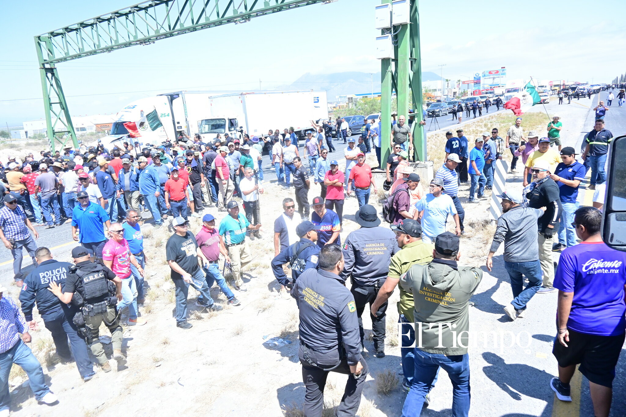 Ex obreros de AHMSA bloquean la carretera 57 en Monclova
