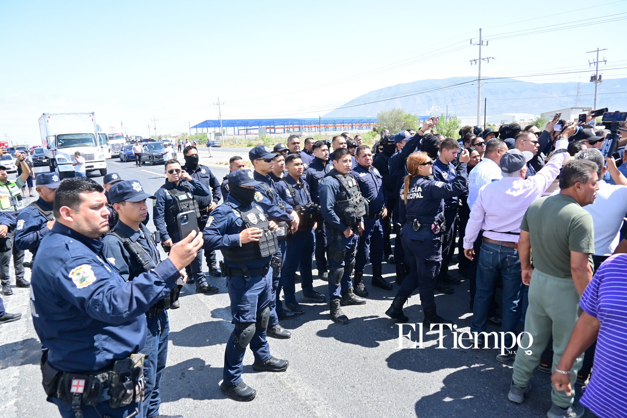 Ex obreros de AHMSA bloquean la carretera 57 en Monclova