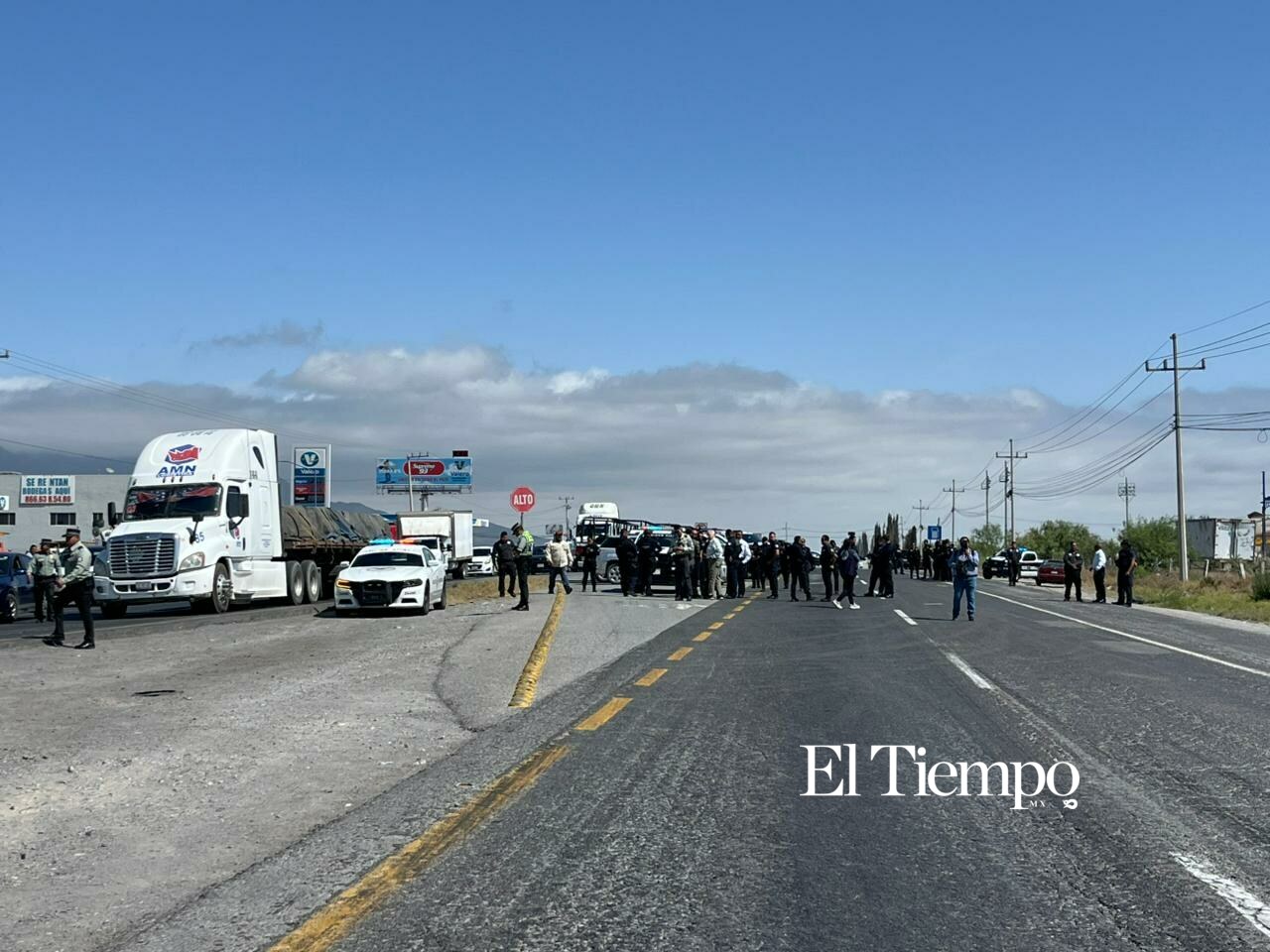 Bloqueo de la carretera Federal 57 por los exobreros de AHMSA