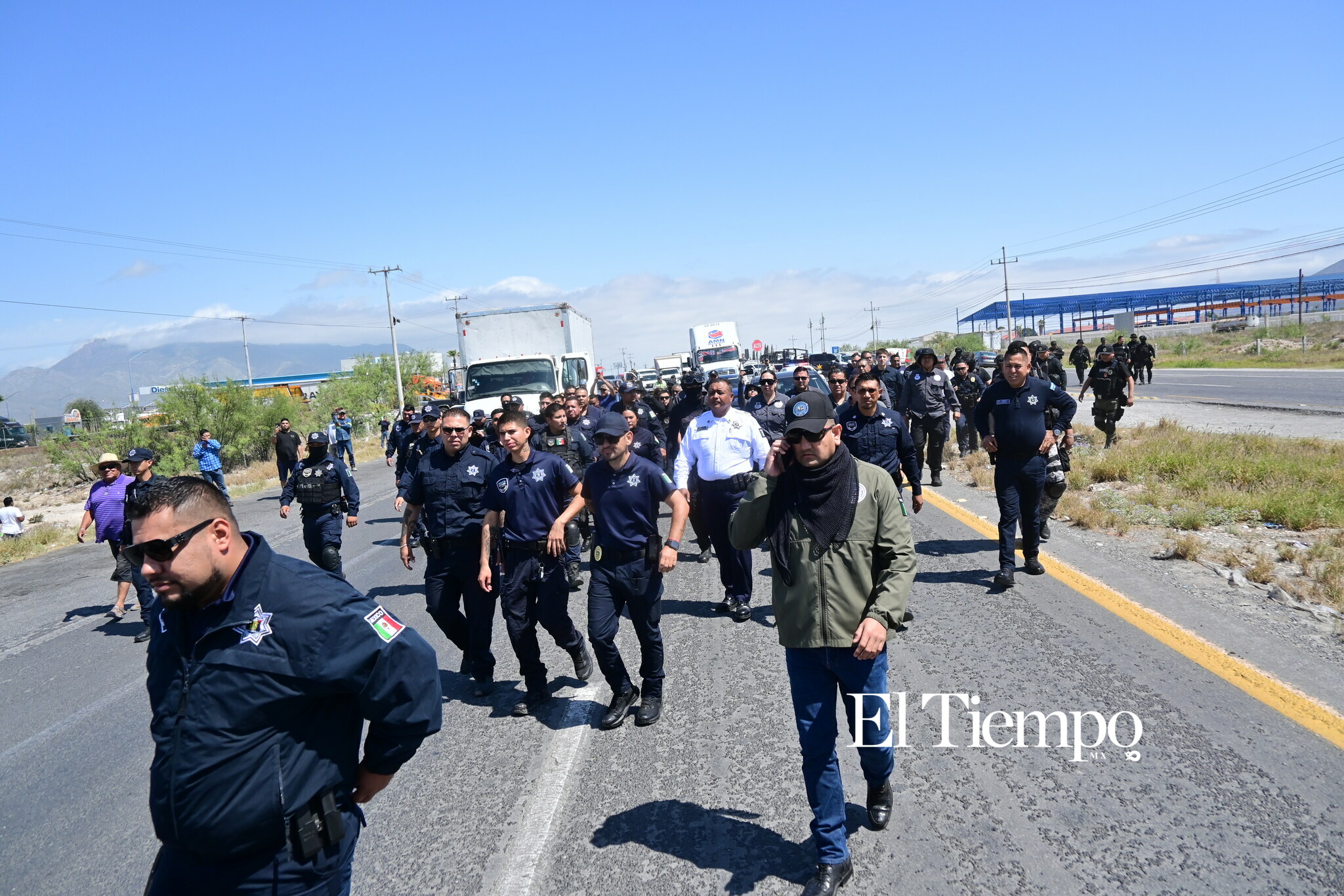Ex obreros de AHMSA bloquean la carretera 57 en Monclova