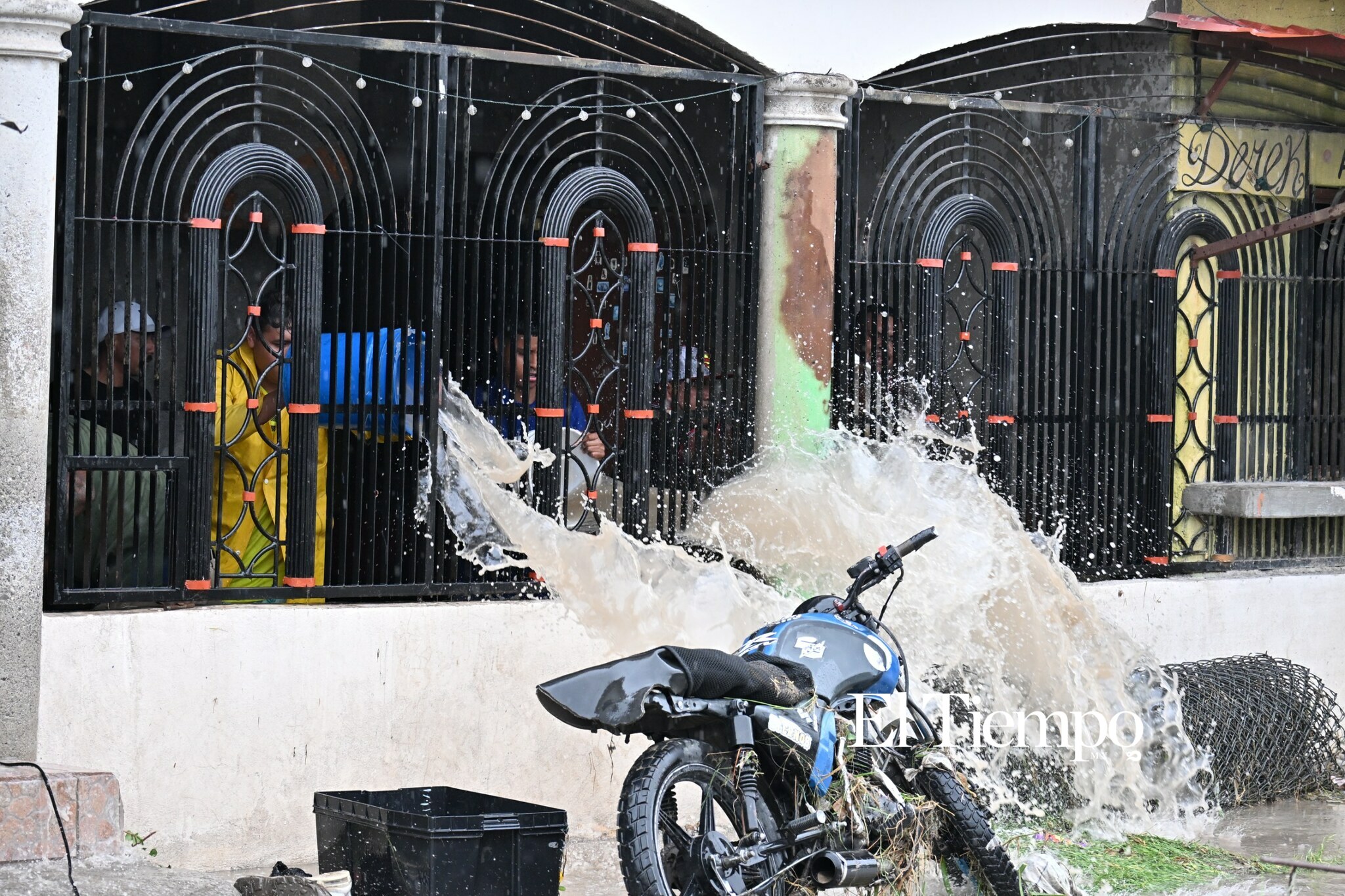 Bajo el agua: las imágenes de una jornada de emergencia