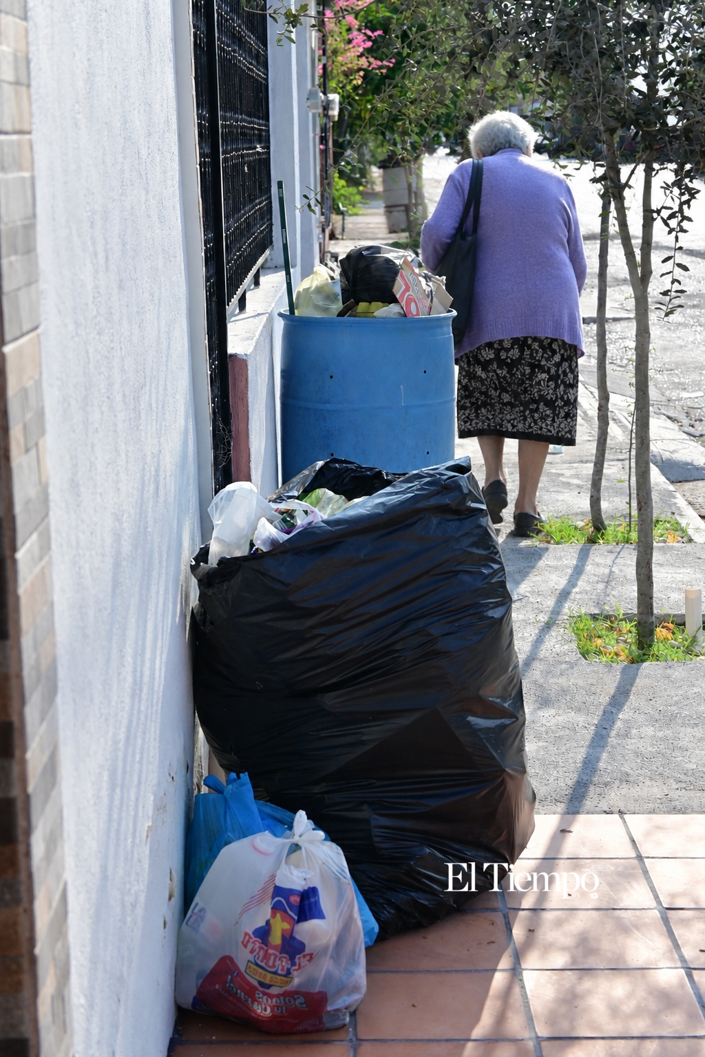 Banquetas ocupadas por tambos complican paso peatonal
