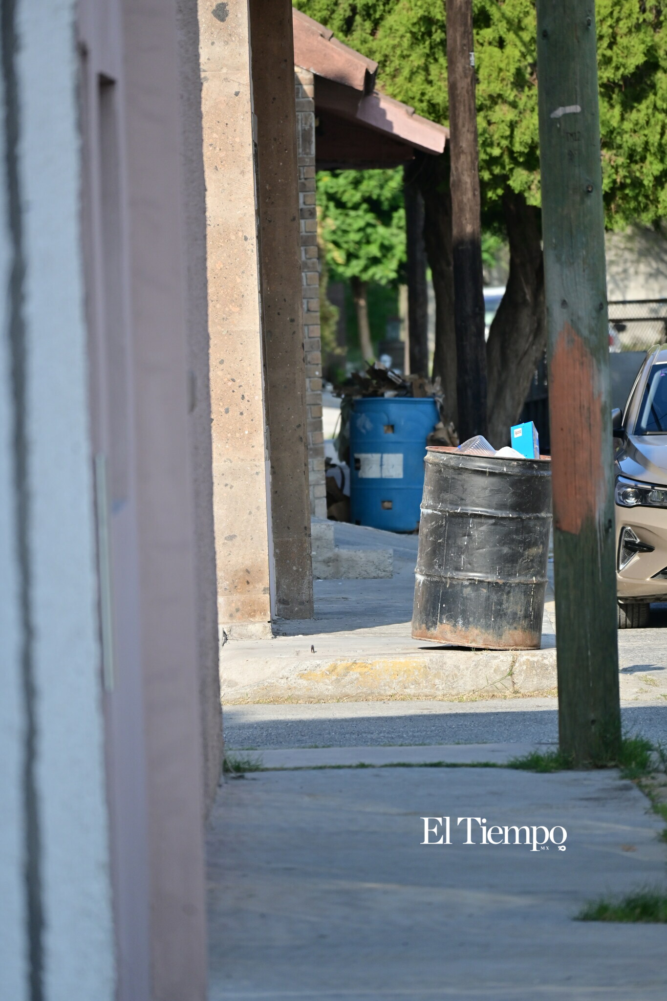 Banquetas ocupadas por tambos complican paso peatonal
