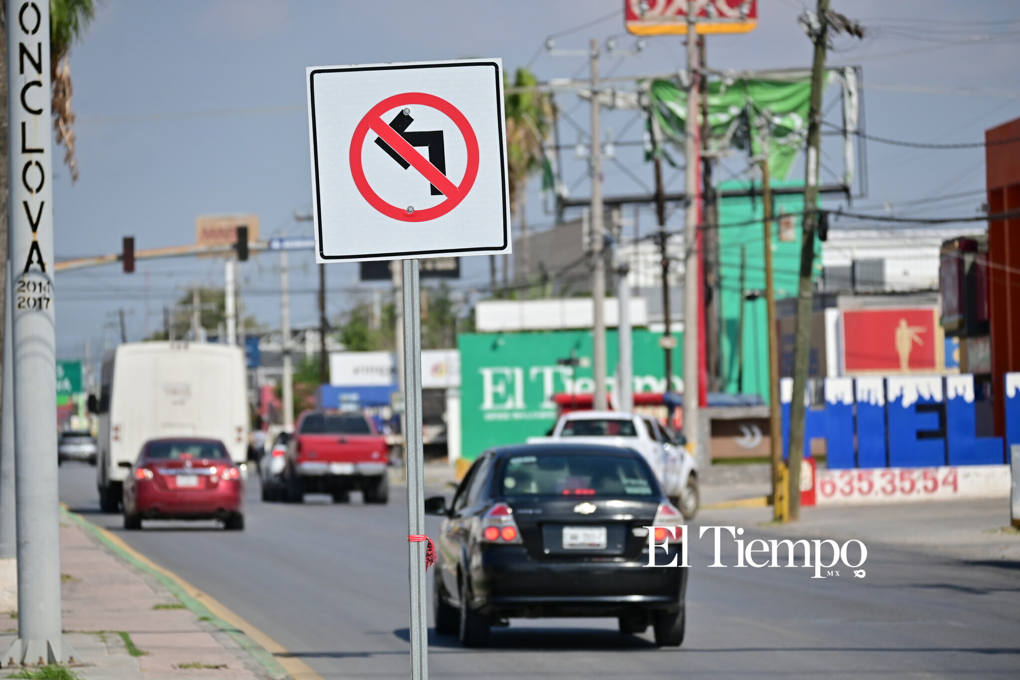 Señal que prohíbe realizar vueltas en la dirección indicada, con el fin de ordenar el tránsito vehicular.