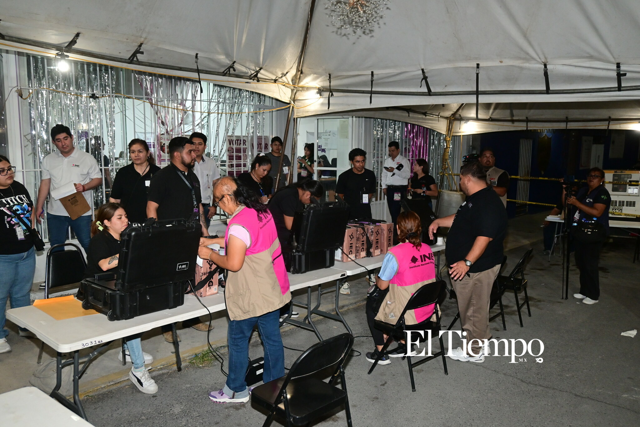 Llegada de paquetes electorales al IEC en Monclova