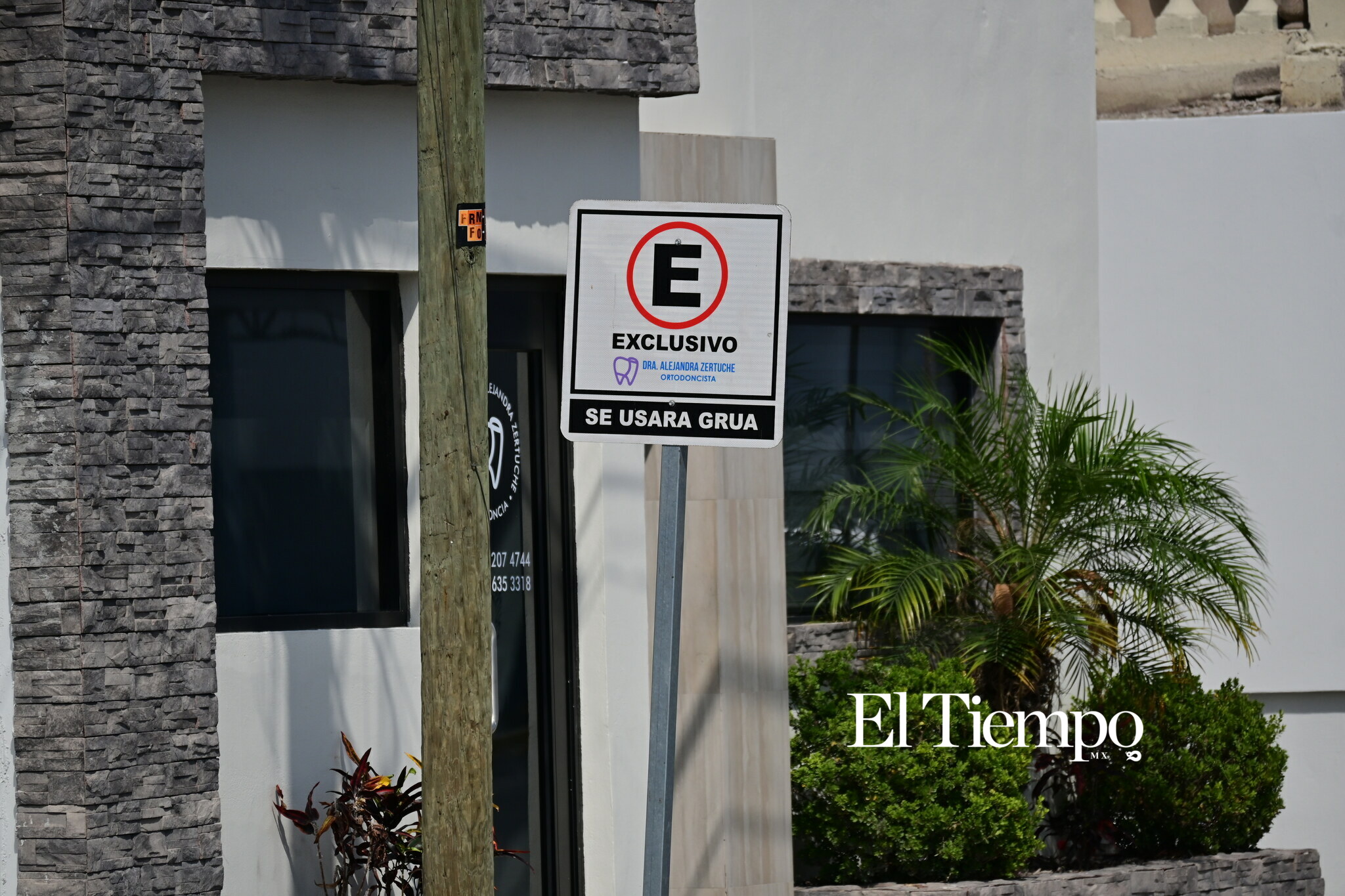Señal de no estacionarse colocada para mantener libre el acceso a propiedades o espacios específicos.