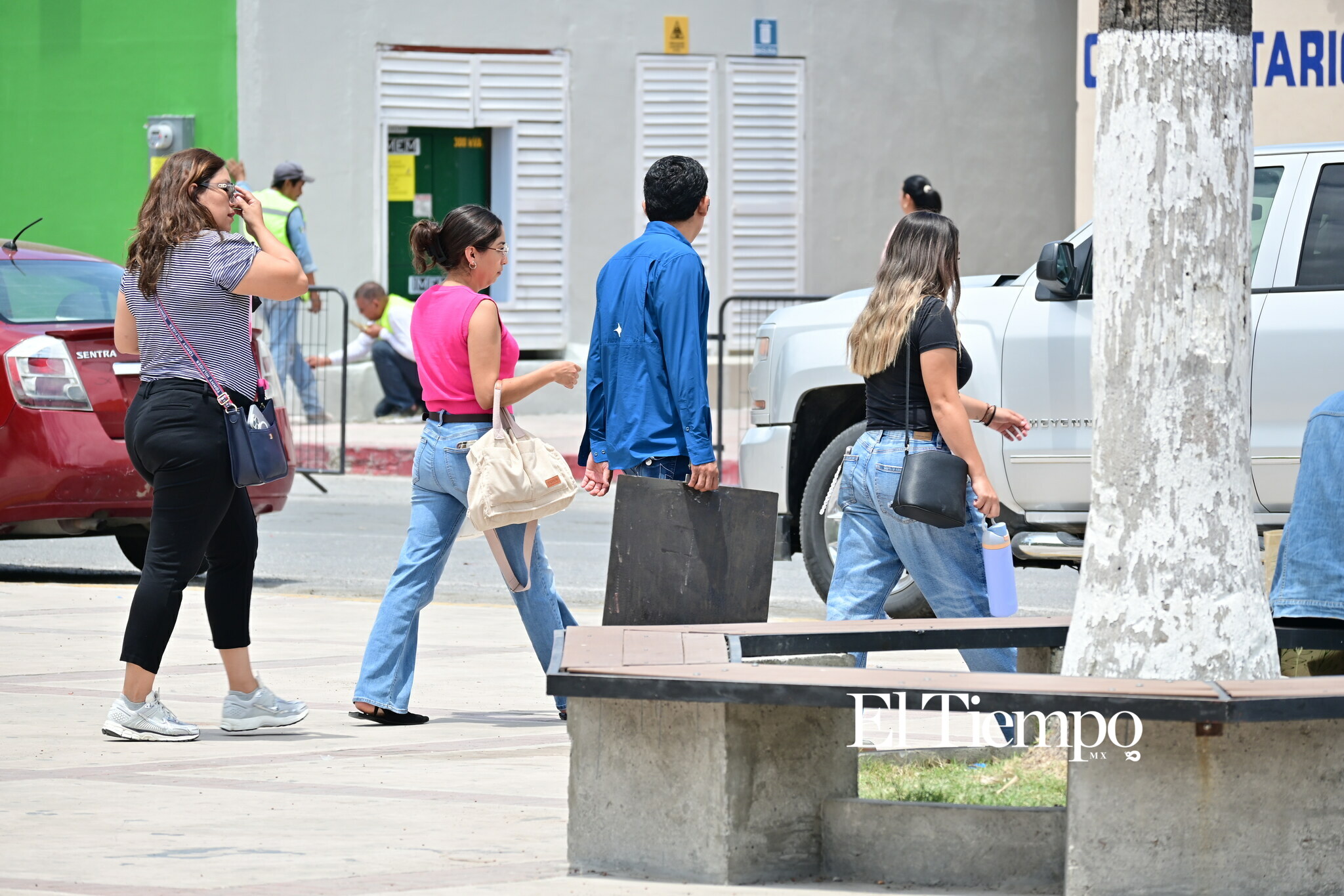 Entre clases y trabajo, jóvenes luchan por concluir su carrera