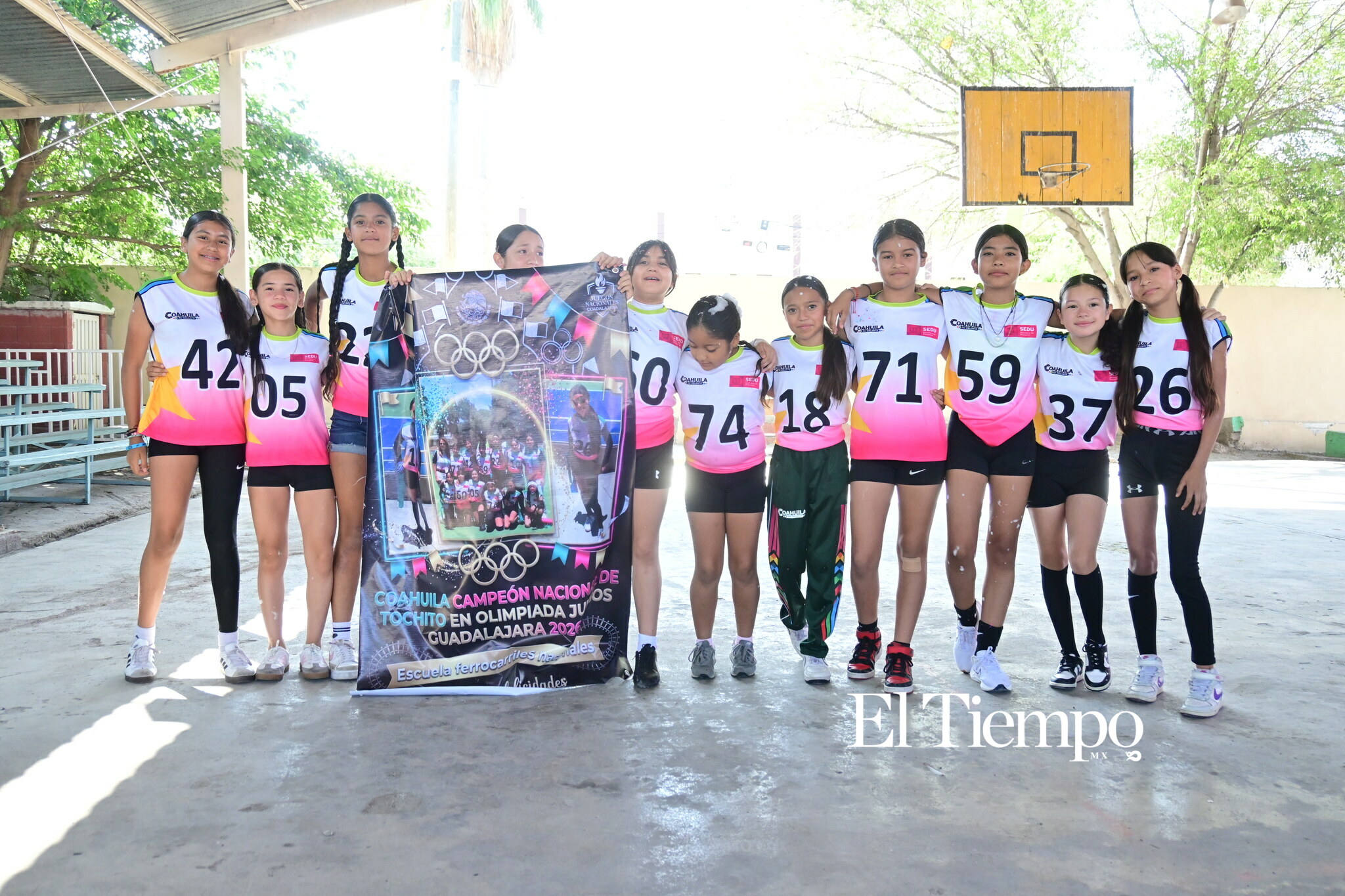 Reciben como campeonas a alumnas de Ferrocarriles